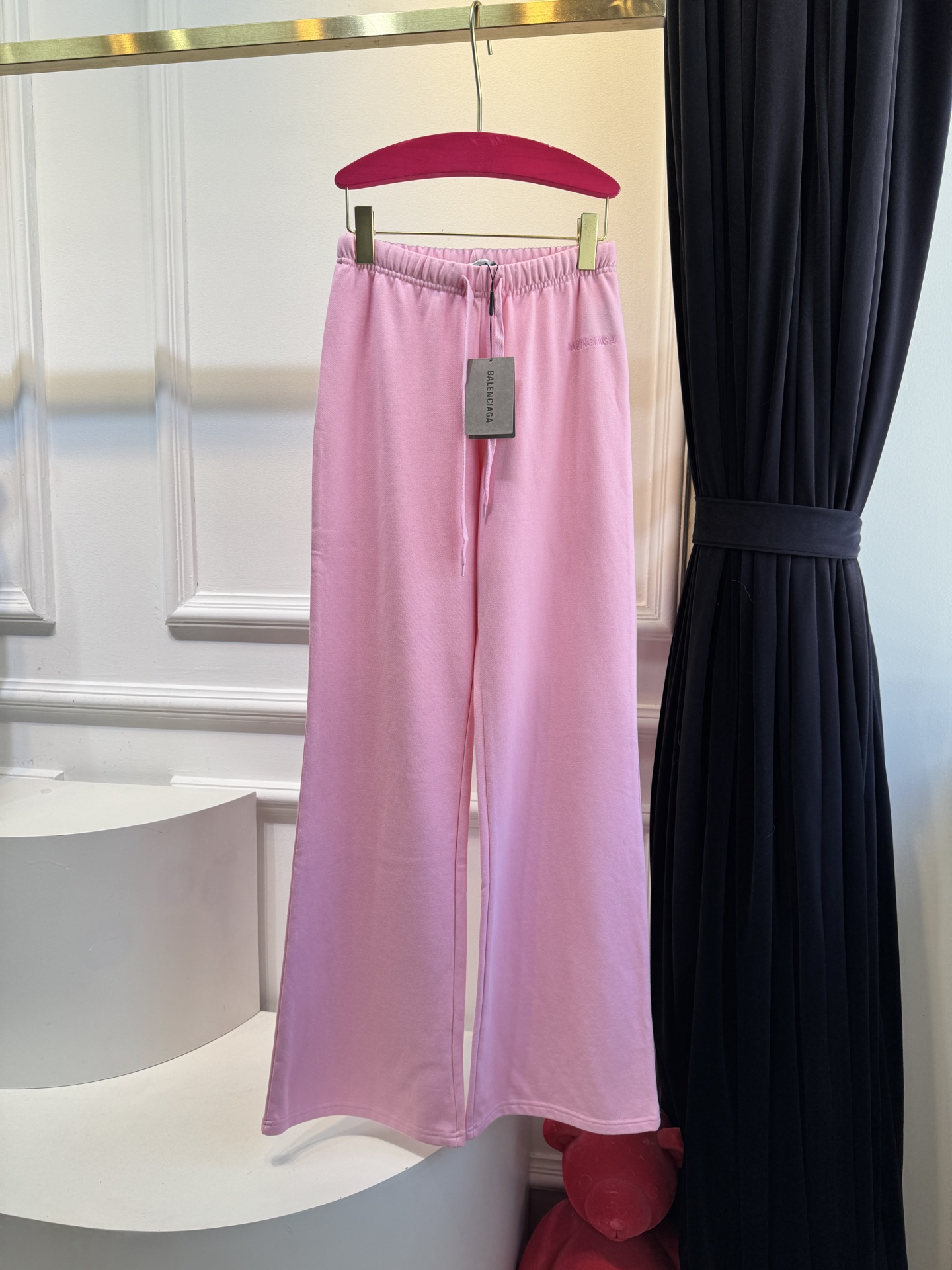 BLCG阔腿微喇休闲卫裤采用高腰+阔腿微喇的剪裁，裤型宽松垂坠，能修饰腿型，兼具舒适度与时尚感。使用10