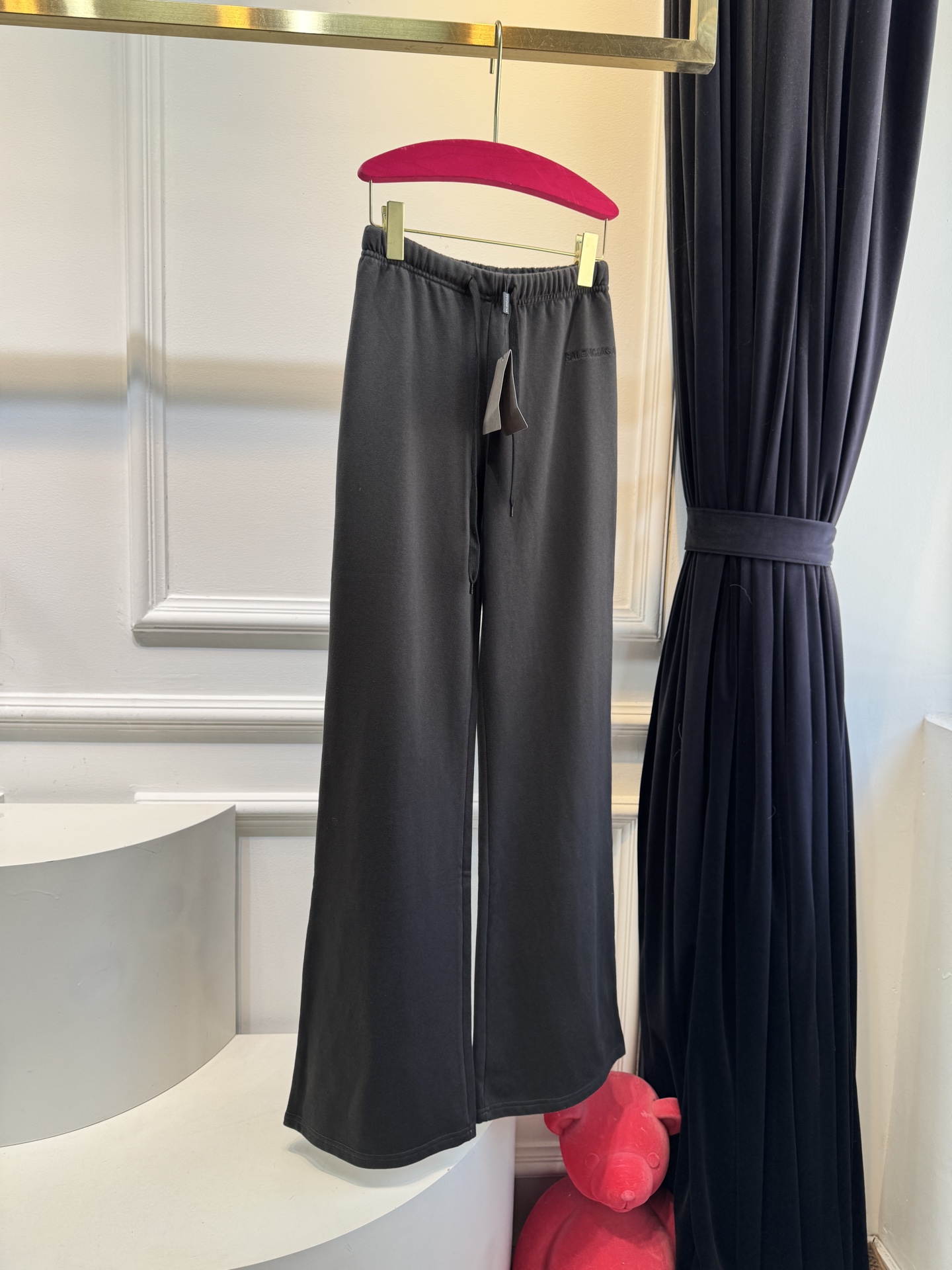 BLCG阔腿微喇休闲卫裤采用高腰+阔腿微喇的剪裁，裤型宽松垂坠，能修饰腿型，兼具舒适度与时尚感。使用10