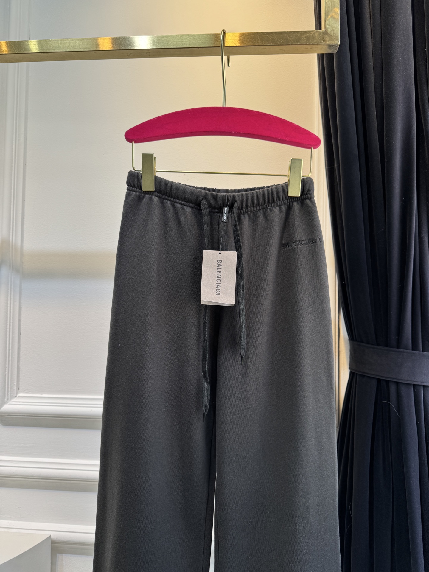 BLCG阔腿微喇休闲卫裤采用高腰+阔腿微喇的剪裁，裤型宽松垂坠，能修饰腿型，兼具舒适度与时尚感。使用10