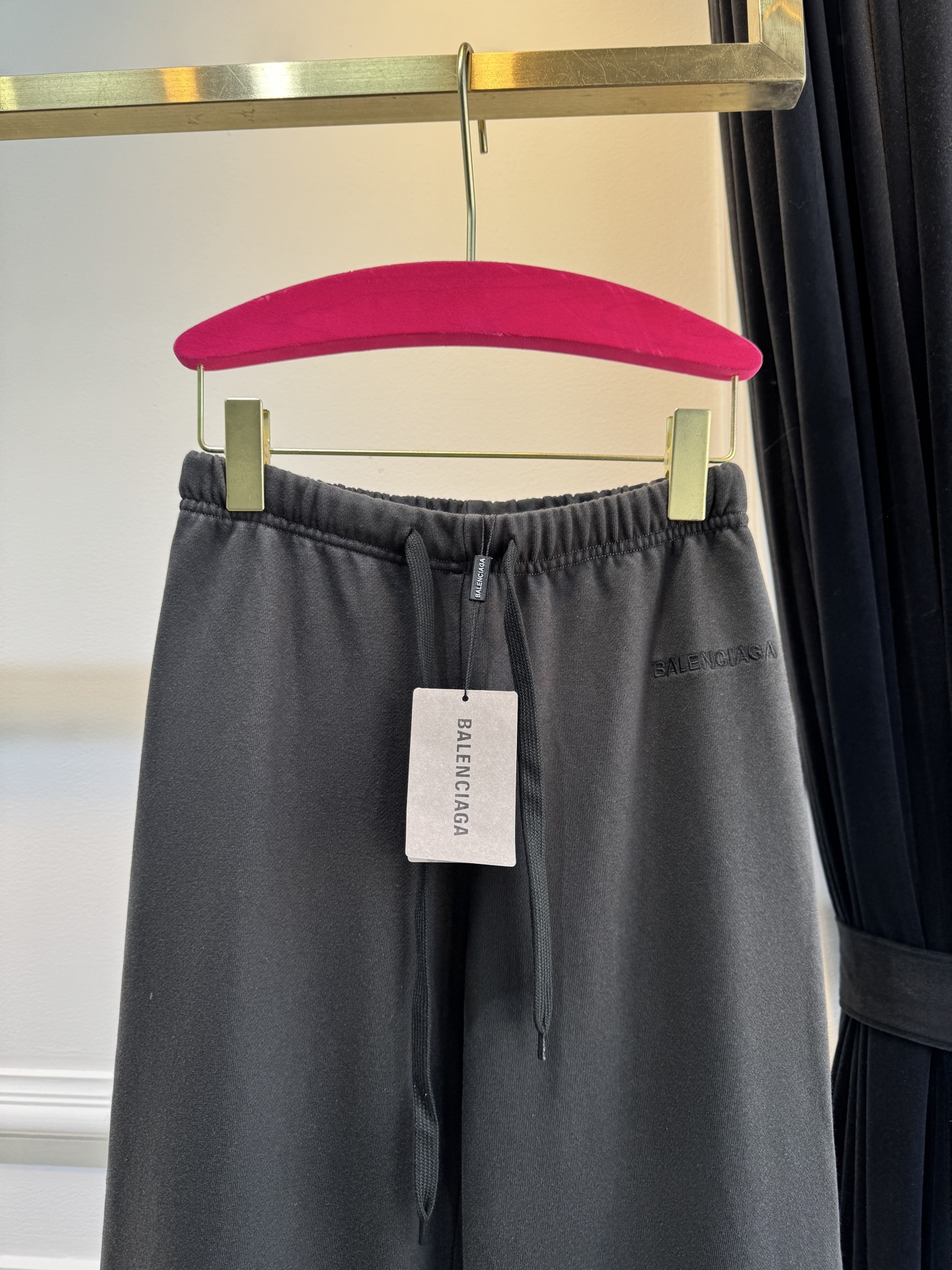 BLCG阔腿微喇休闲卫裤采用高腰+阔腿微喇的剪裁，裤型宽松垂坠，能修饰腿型，兼具舒适度与时尚感。使用10