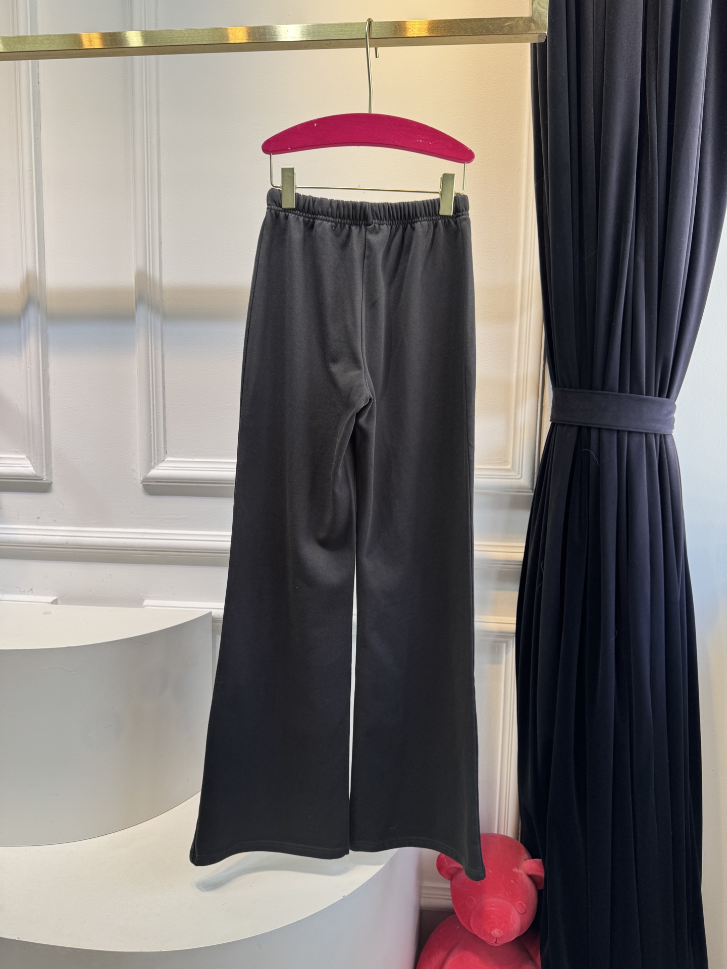 BLCG阔腿微喇休闲卫裤采用高腰+阔腿微喇的剪裁，裤型宽松垂坠，能修饰腿型，兼具舒适度与时尚感。使用10