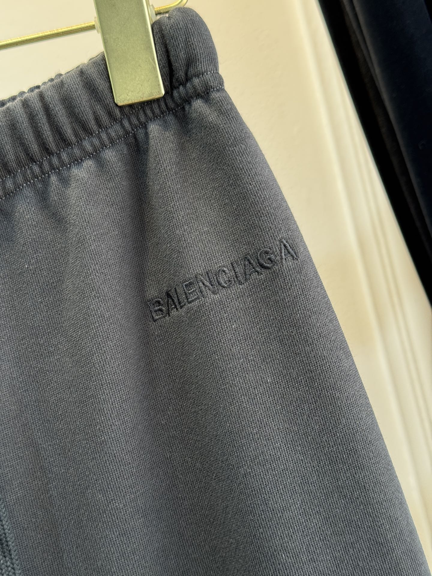 BLCG阔腿微喇休闲卫裤采用高腰+阔腿微喇的剪裁，裤型宽松垂坠，能修饰腿型，兼具舒适度与时尚感。使用10