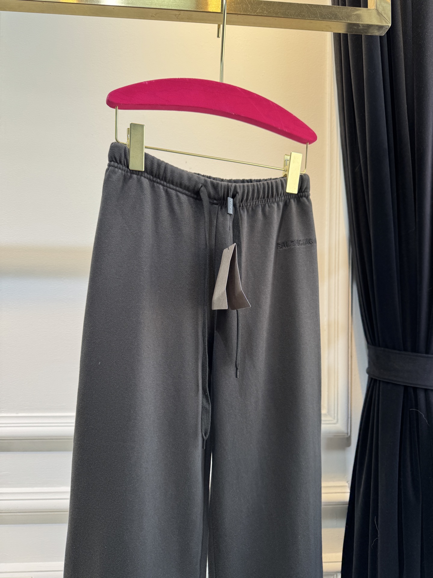 BLCG阔腿微喇休闲卫裤采用高腰+阔腿微喇的剪裁，裤型宽松垂坠，能修饰腿型，兼具舒适度与时尚感。使用10