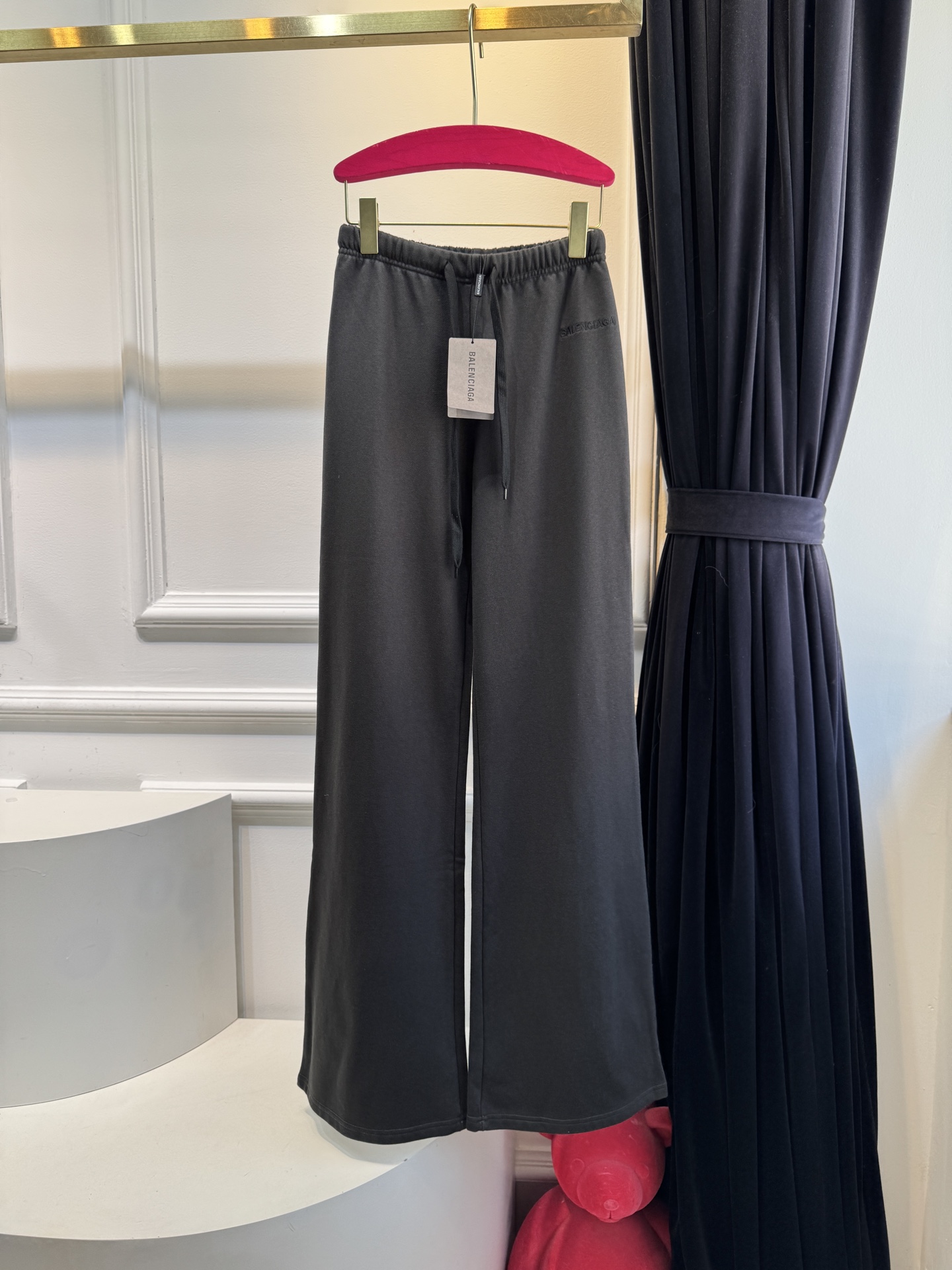 BLCG阔腿微喇休闲卫裤采用高腰+阔腿微喇的剪裁，裤型宽松垂坠，能修饰腿型，兼具舒适度与时尚感。使用10