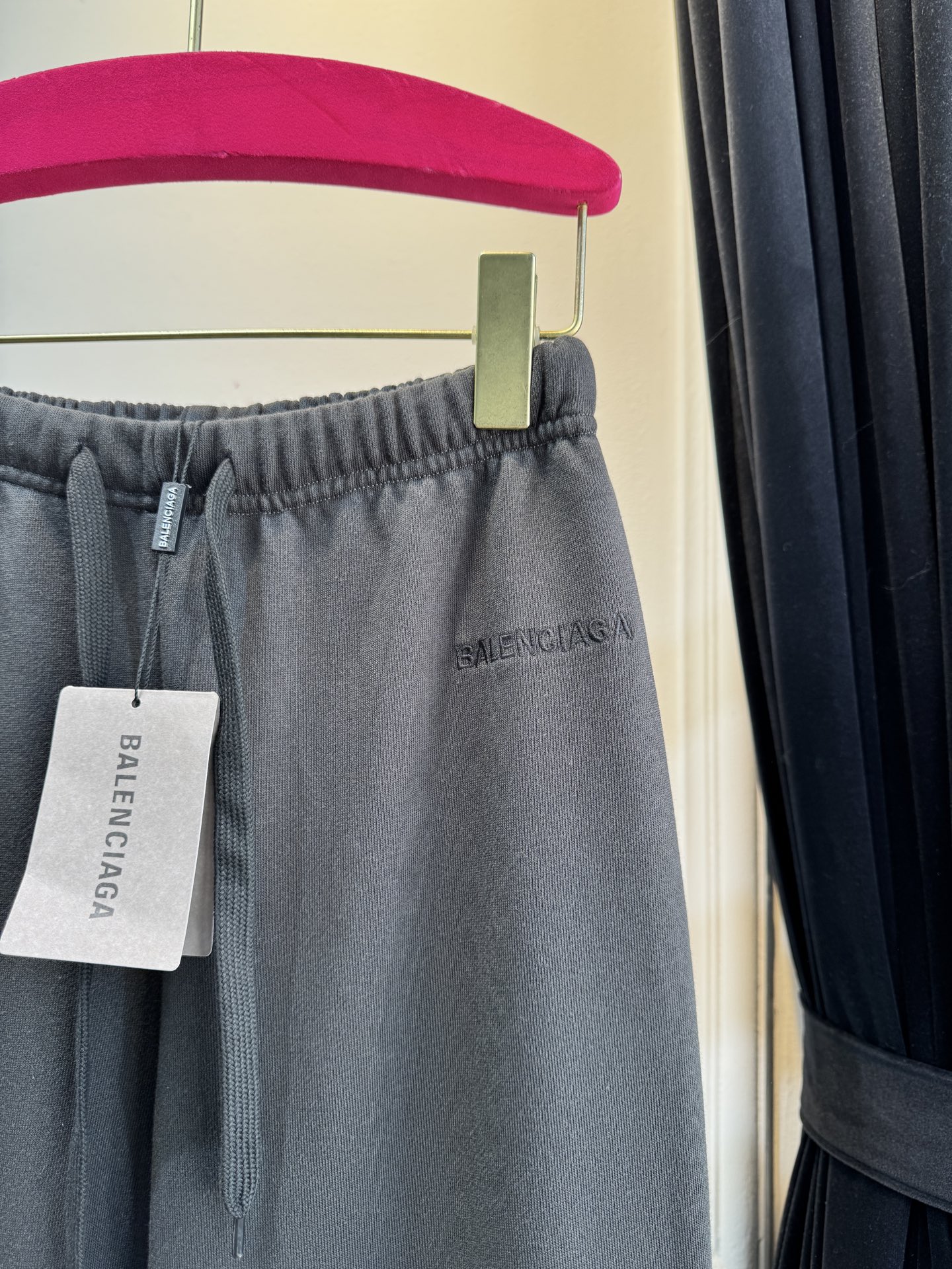 BLCG阔腿微喇休闲卫裤采用高腰+阔腿微喇的剪裁，裤型宽松垂坠，能修饰腿型，兼具舒适度与时尚感。使用10