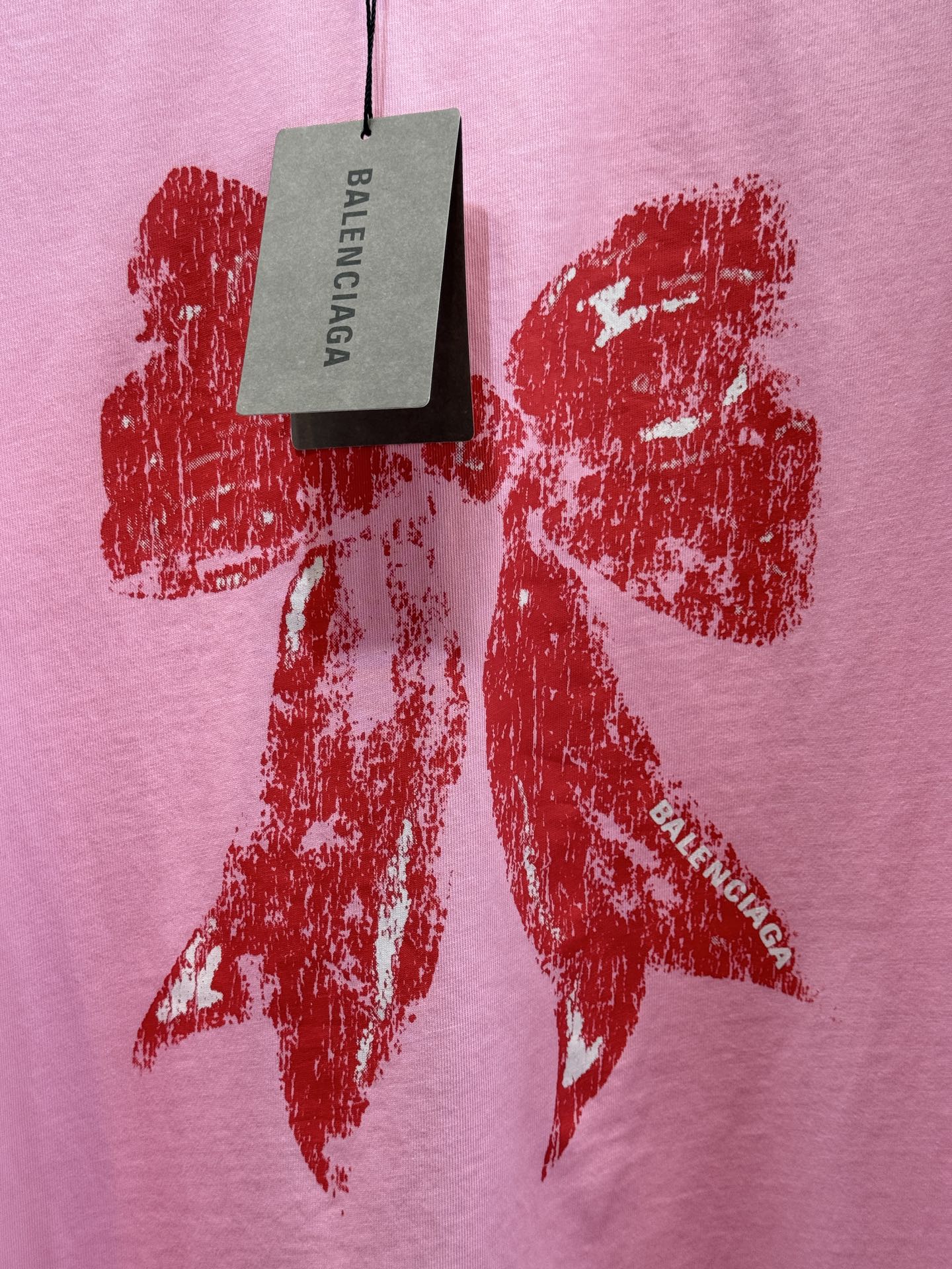 BLCG蝴蝶结印花T恤采用宽松落肩的oversized剪裁，圆领短袖设计，衣长及胯，能营造松弛随性的穿搭