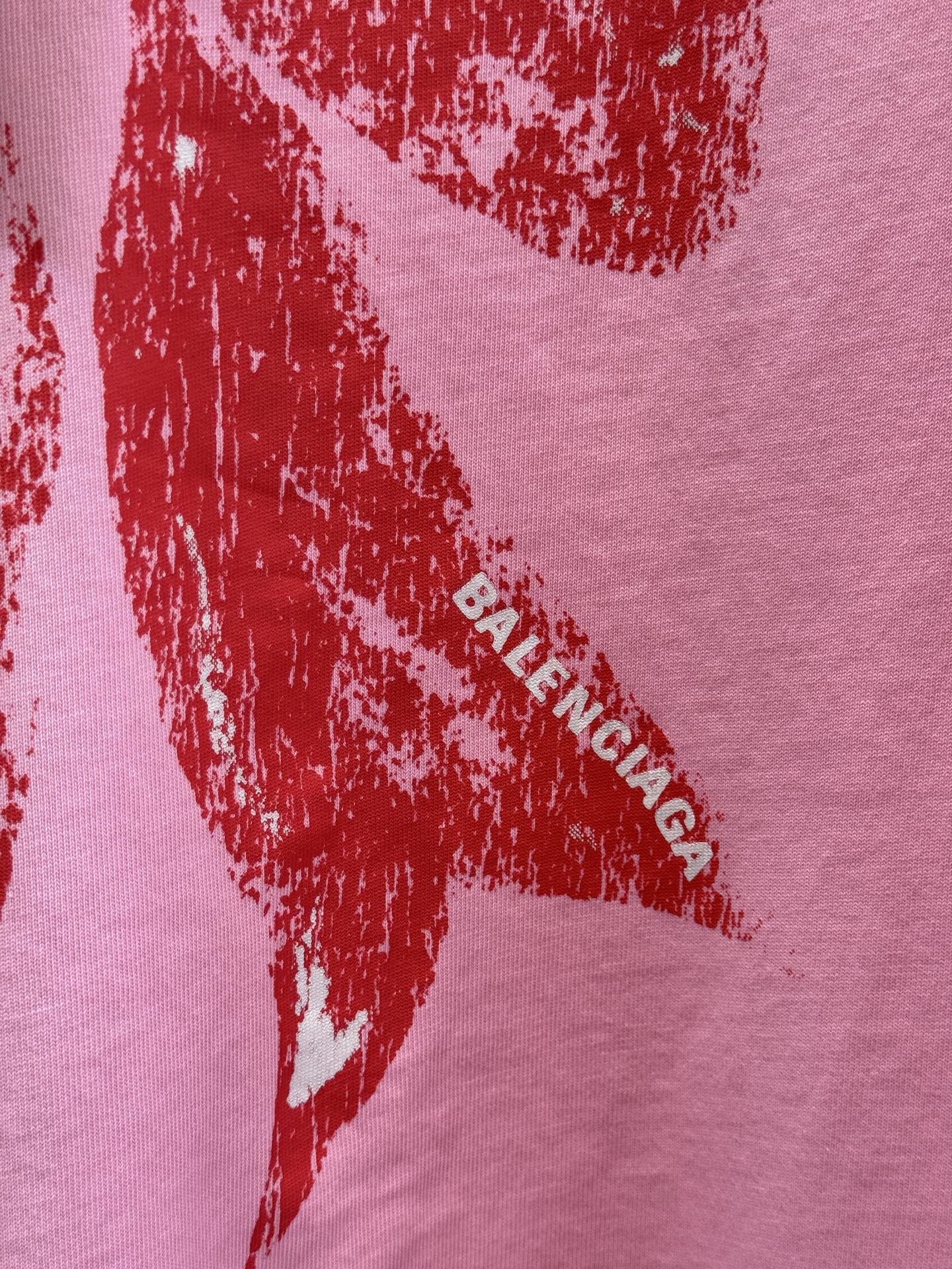 BLCG蝴蝶结印花T恤采用宽松落肩的oversized剪裁，圆领短袖设计，衣长及胯，能营造松弛随性的穿搭