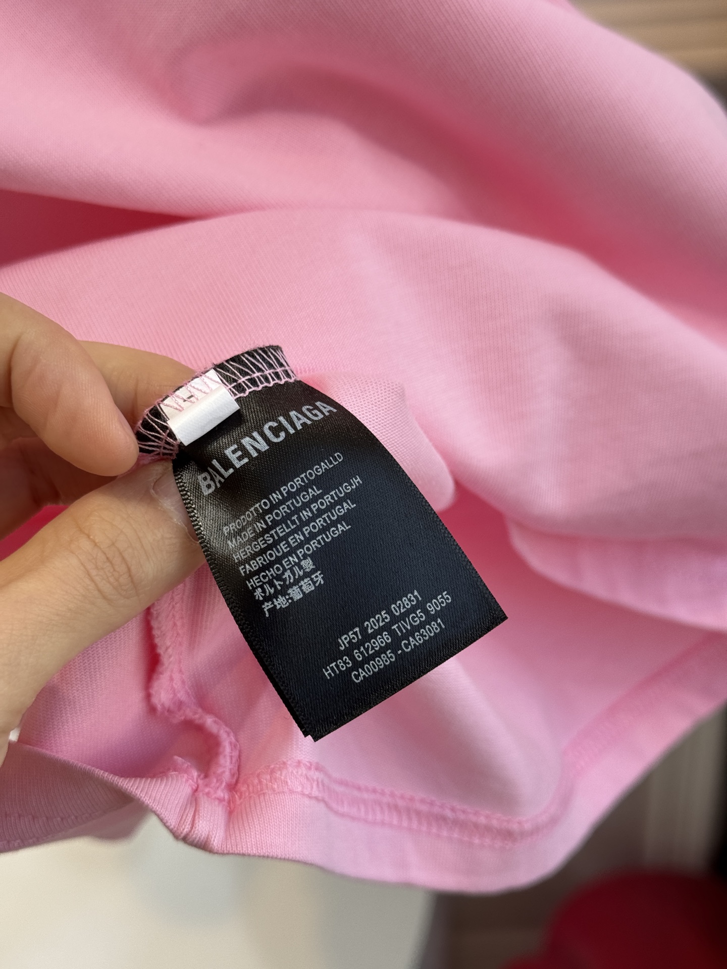 BLCG蝴蝶结印花T恤采用宽松落肩的oversized剪裁，圆领短袖设计，衣长及胯，能营造松弛随性的穿搭