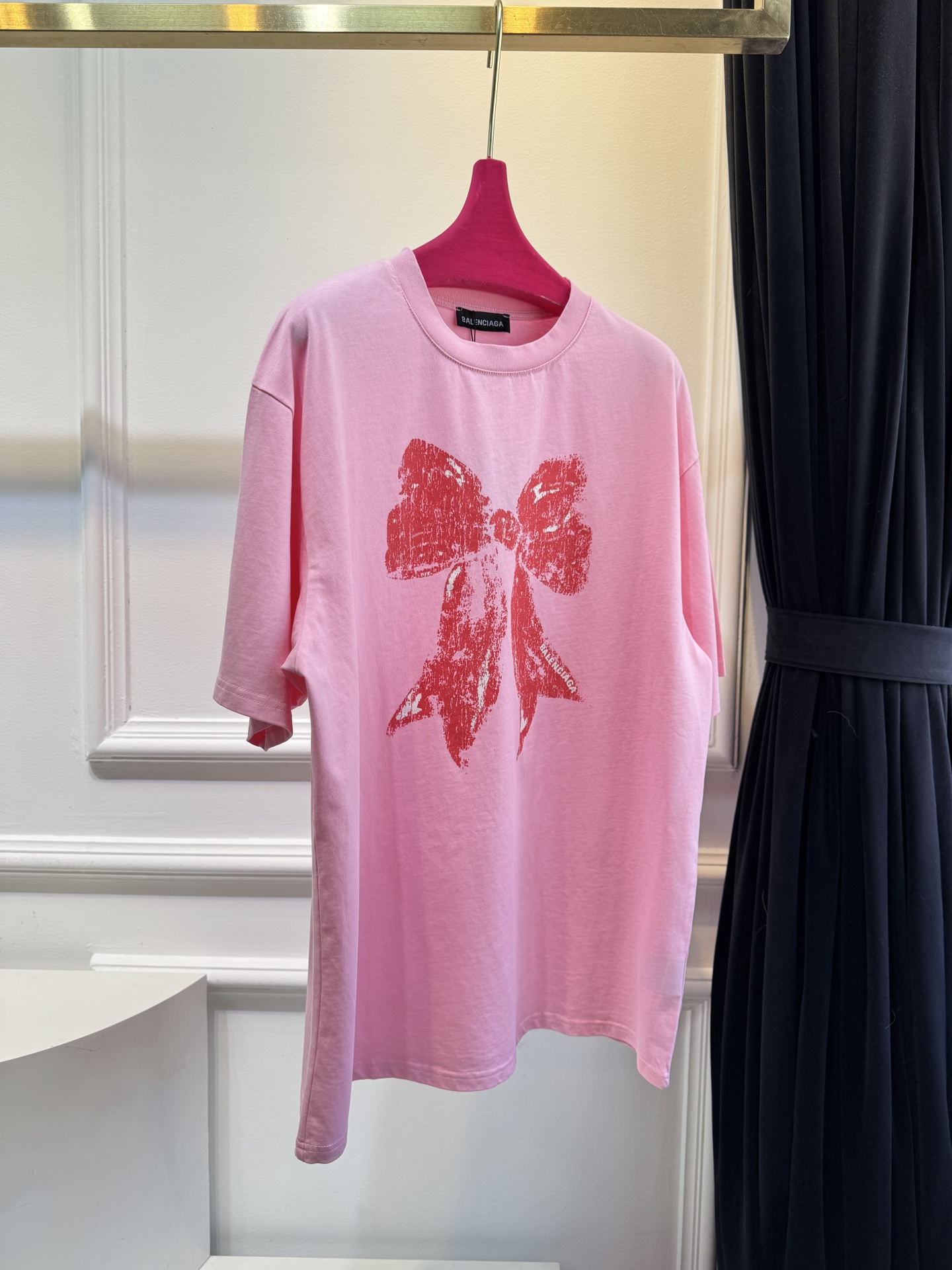 BLCG蝴蝶结印花T恤采用宽松落肩的oversized剪裁，圆领短袖设计，衣长及胯，能营造松弛随性的穿搭