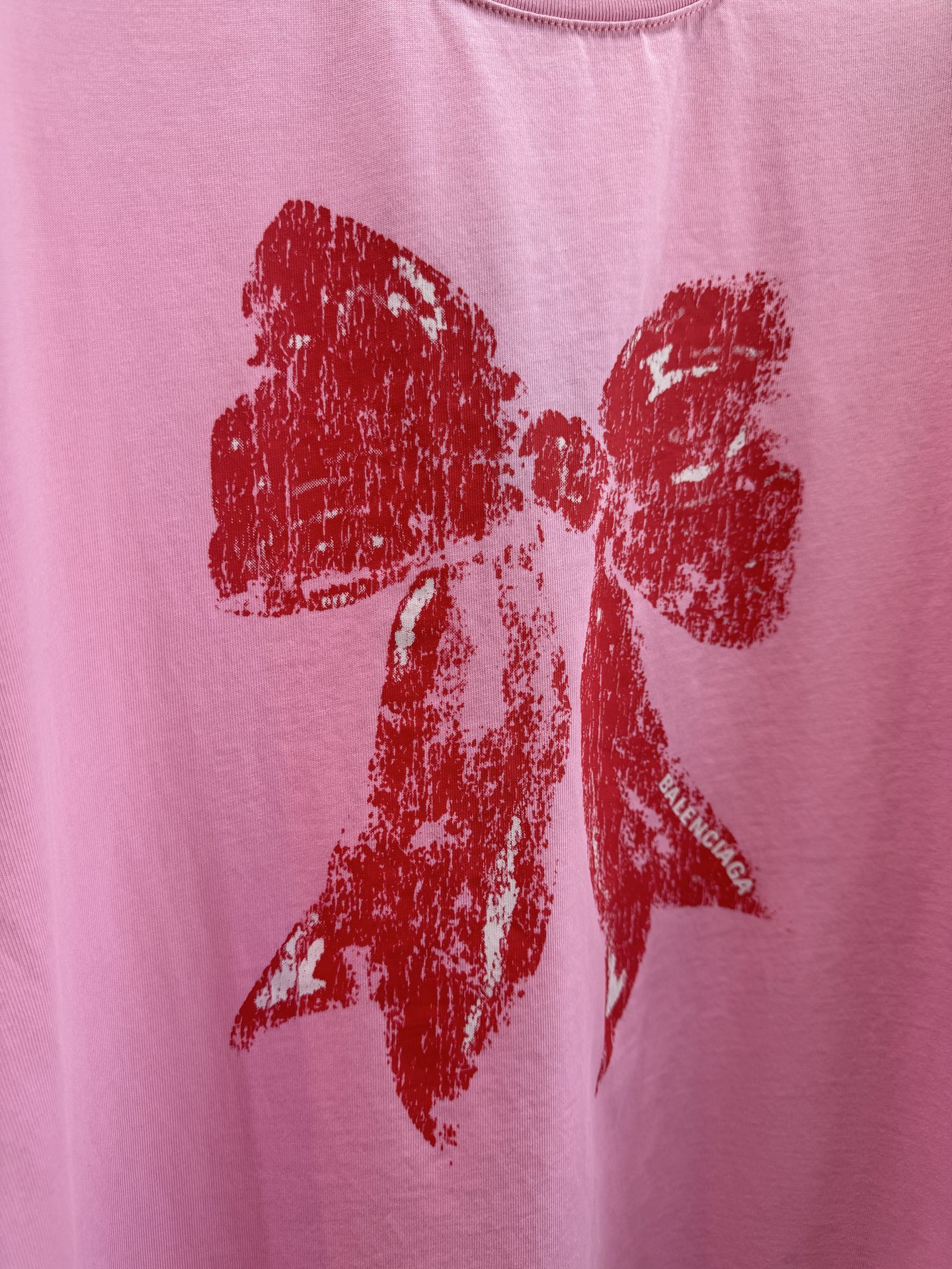 BLCG蝴蝶结印花T恤采用宽松落肩的oversized剪裁，圆领短袖设计，衣长及胯，能营造松弛随性的穿搭