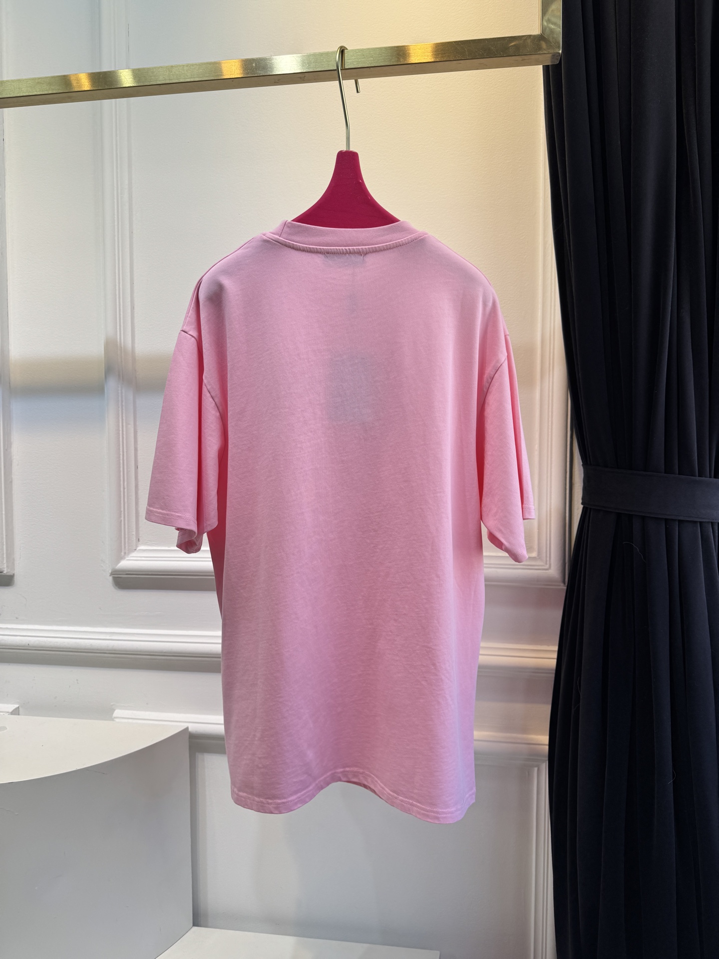 BLCG蝴蝶结印花T恤采用宽松落肩的oversized剪裁，圆领短袖设计，衣长及胯，能营造松弛随性的穿搭