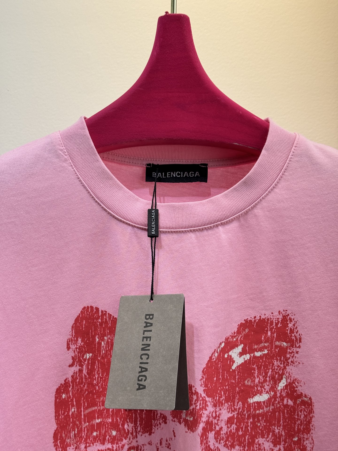 BLCG蝴蝶结印花T恤采用宽松落肩的oversized剪裁，圆领短袖设计，衣长及胯，能营造松弛随性的穿搭