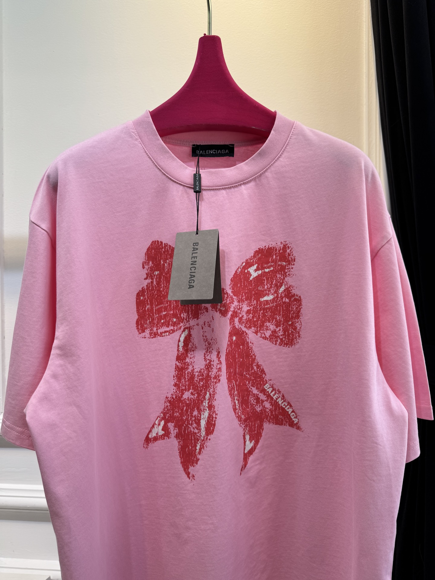 BLCG蝴蝶结印花T恤采用宽松落肩的oversized剪裁，圆领短袖设计，衣长及胯，能营造松弛随性的穿搭