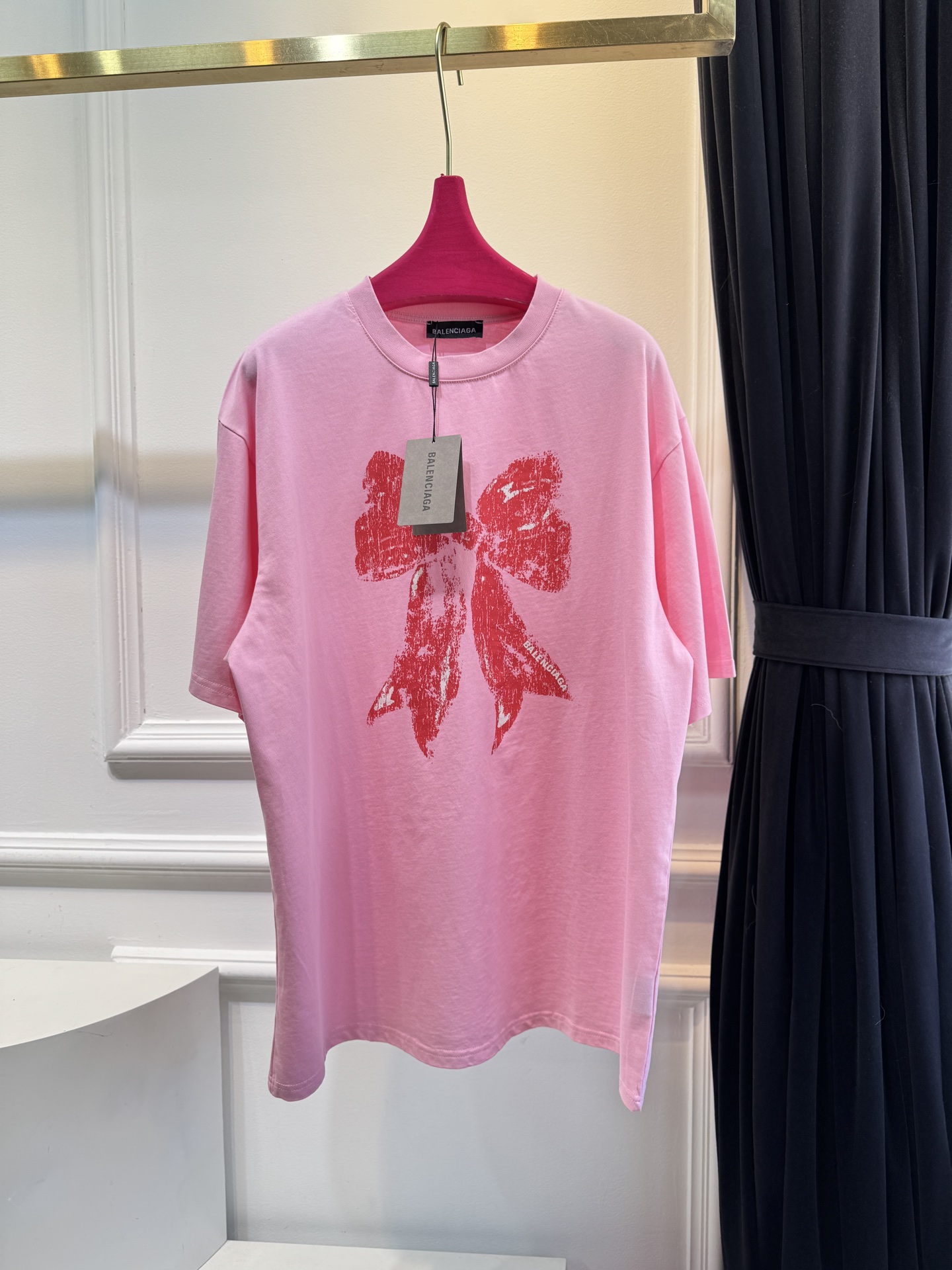 BLCG蝴蝶结印花T恤采用宽松落肩的oversized剪裁，圆领短袖设计，衣长及胯，能营造松弛随性的穿搭