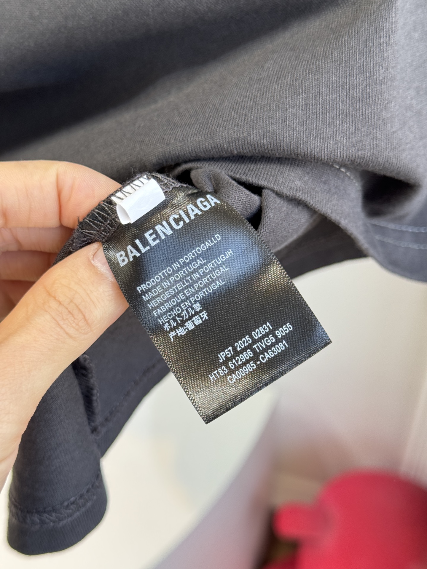 BLCG蝴蝶结印花T恤采用宽松落肩的oversized剪裁，圆领短袖设计，衣长及胯，能营造松弛随性的穿搭