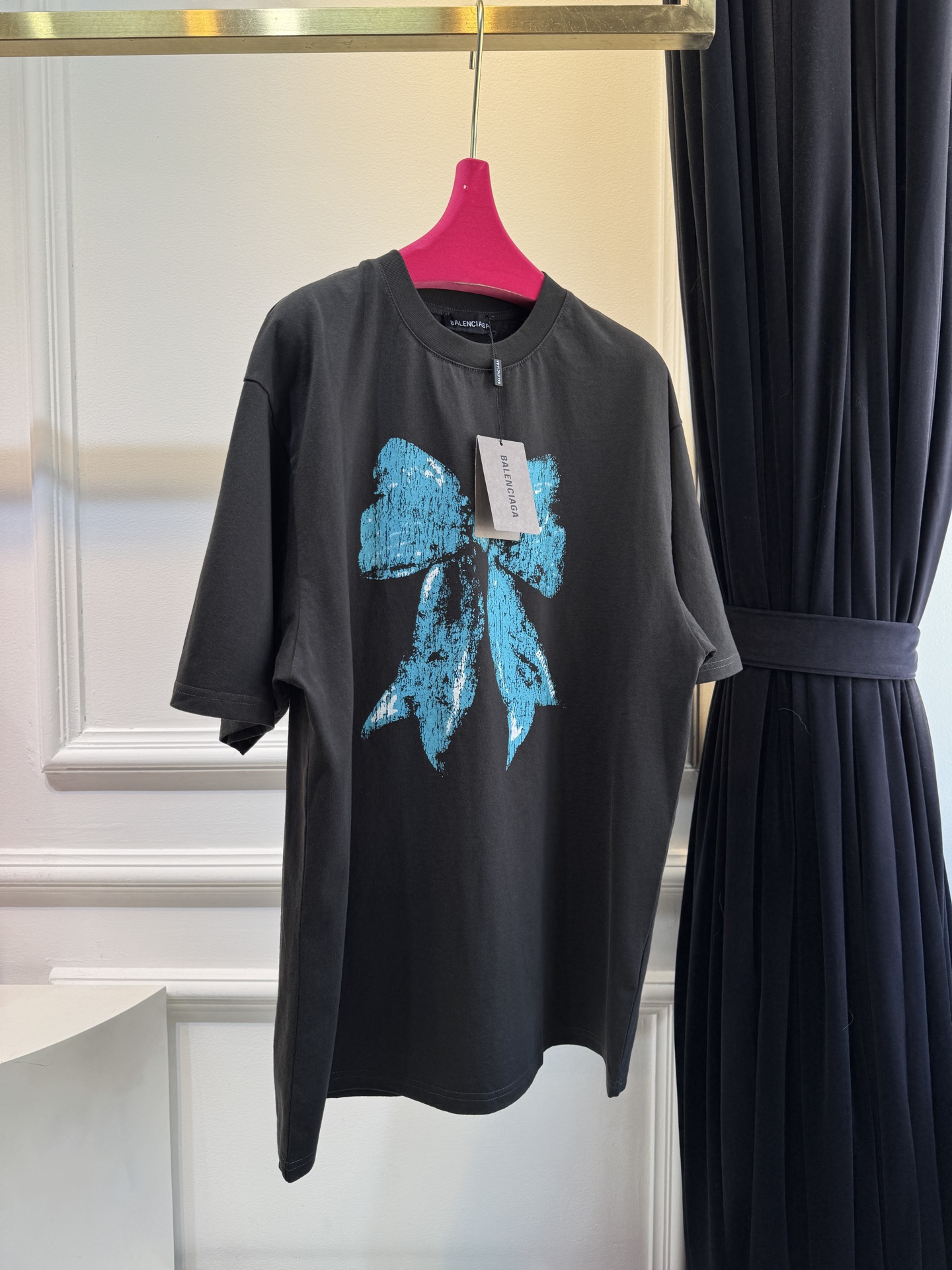 BLCG蝴蝶结印花T恤采用宽松落肩的oversized剪裁，圆领短袖设计，衣长及胯，能营造松弛随性的穿搭