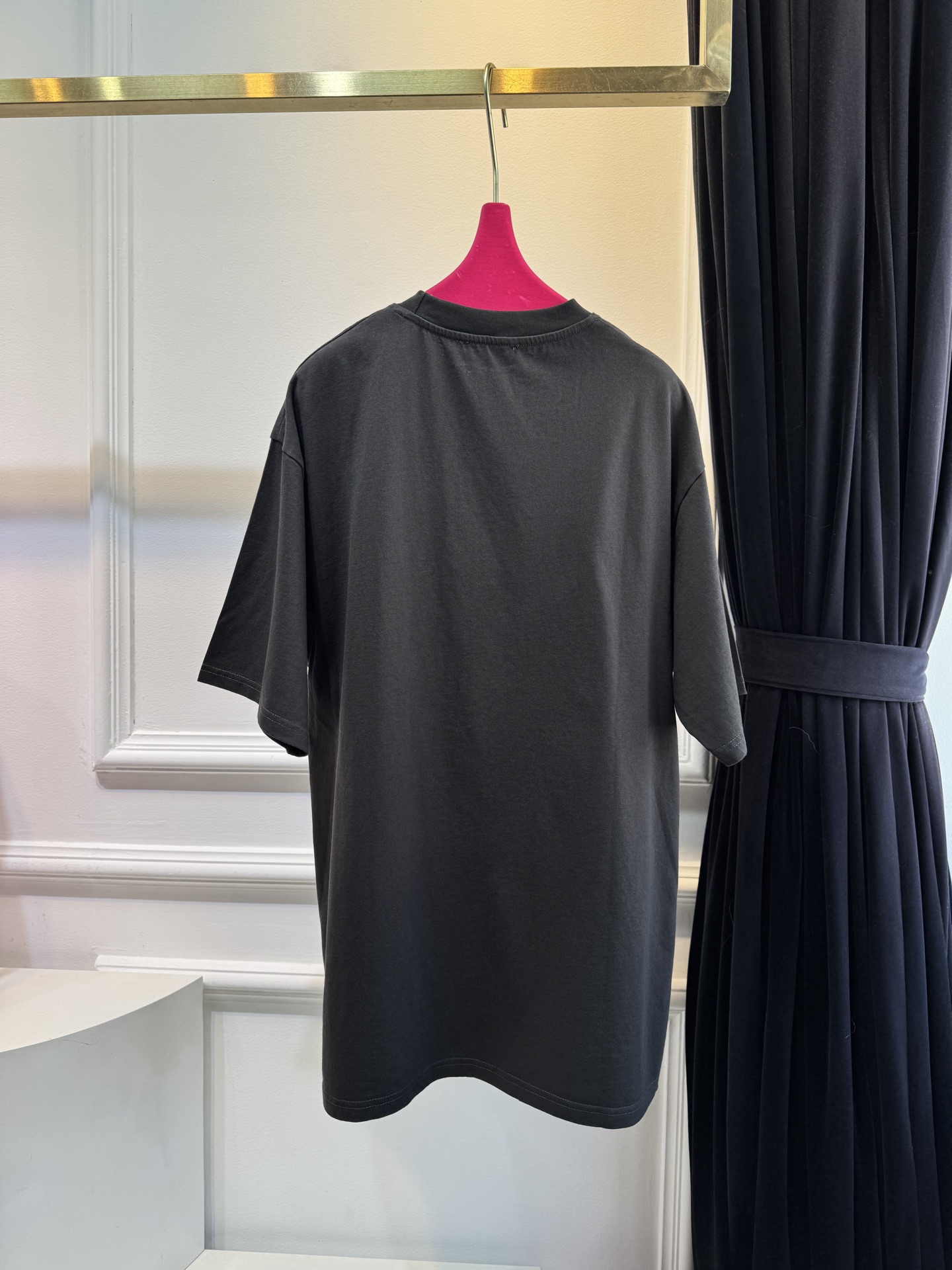 BLCG蝴蝶结印花T恤采用宽松落肩的oversized剪裁，圆领短袖设计，衣长及胯，能营造松弛随性的穿搭