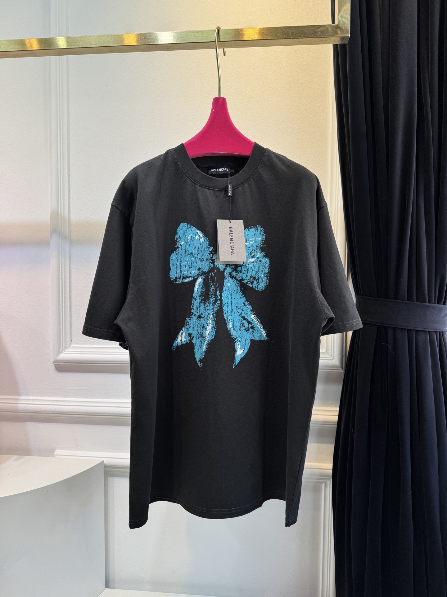 BLCG蝴蝶结印花T恤采用宽松落肩的oversized剪裁，圆领短袖设计，衣长及胯，能营造松弛随性的穿搭