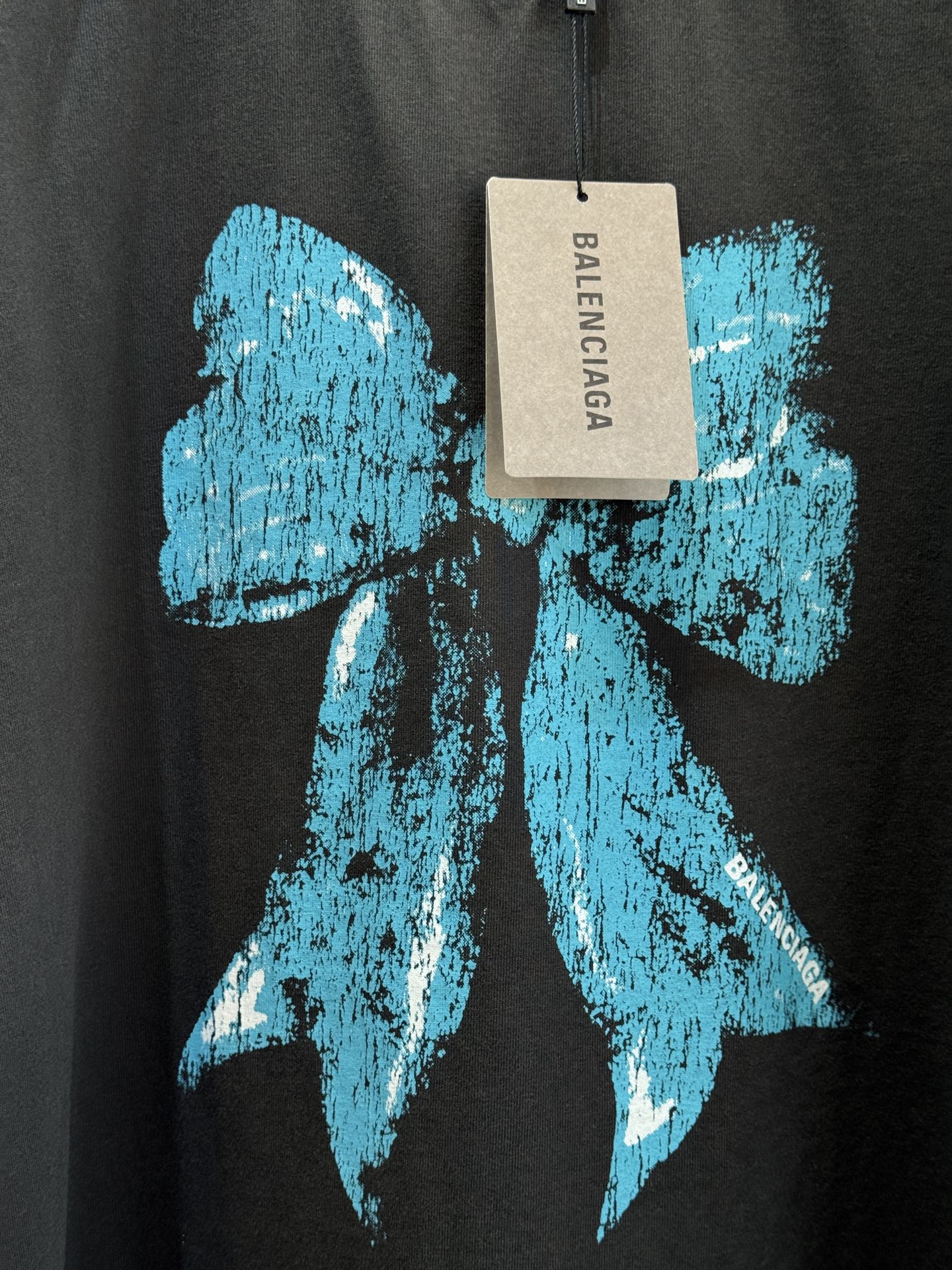 BLCG蝴蝶结印花T恤采用宽松落肩的oversized剪裁，圆领短袖设计，衣长及胯，能营造松弛随性的穿搭