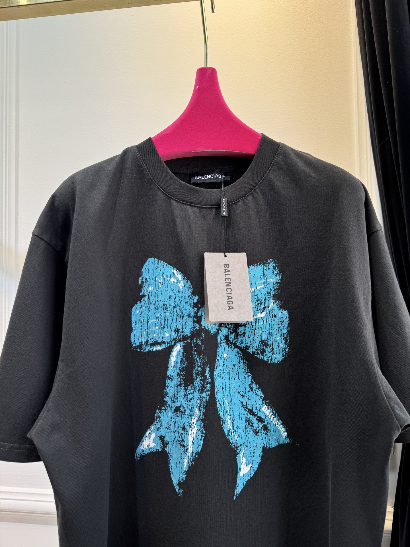 BLCG蝴蝶结印花T恤采用宽松落肩的oversized剪裁，圆领短袖设计，衣长及胯，能营造松弛随性的穿搭