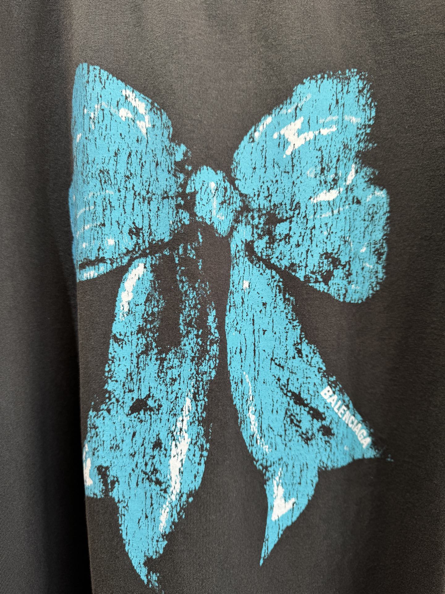 BLCG蝴蝶结印花T恤采用宽松落肩的oversized剪裁，圆领短袖设计，衣长及胯，能营造松弛随性的穿搭