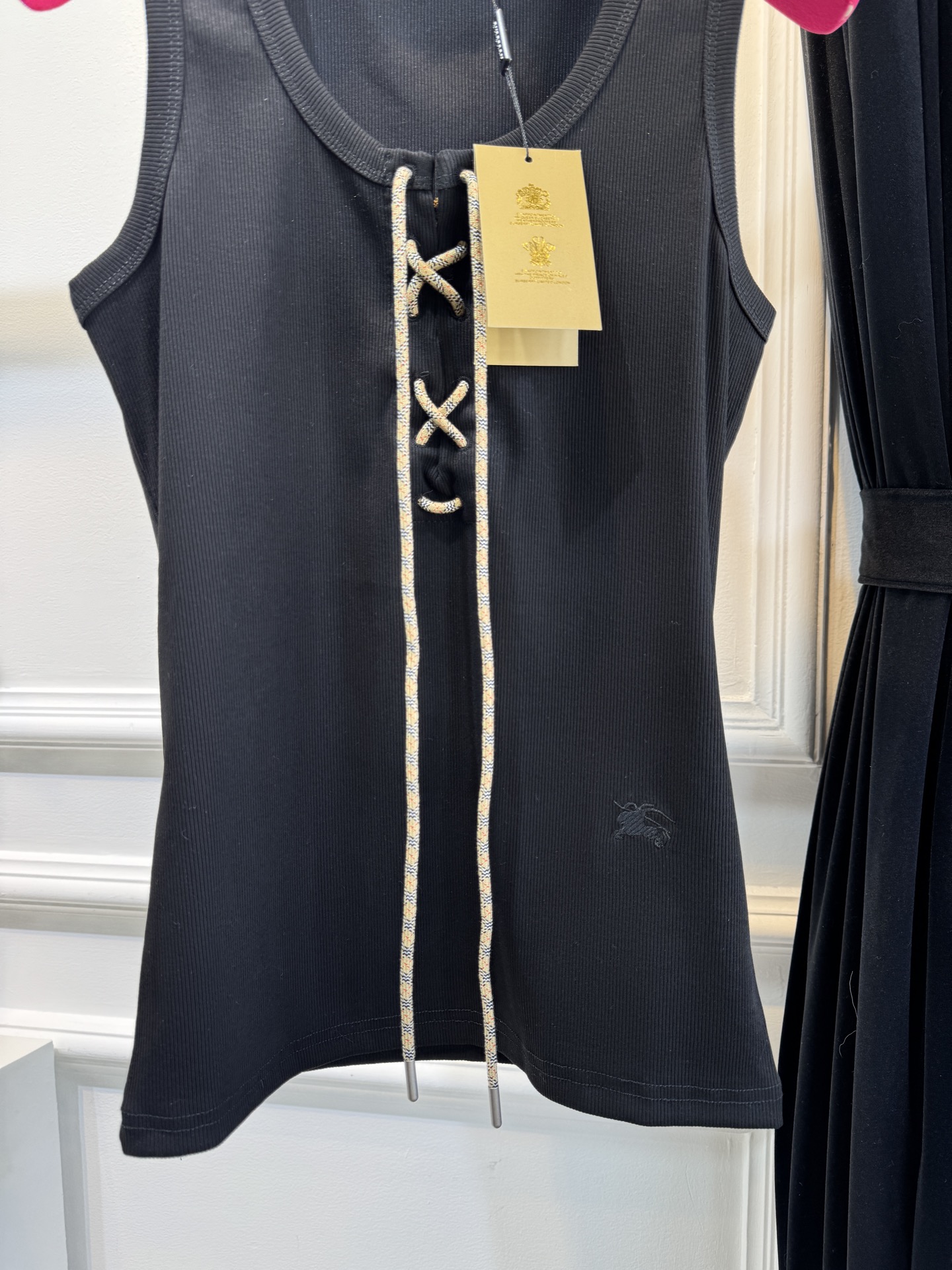 Bur*格纹装饰洗带棉质混纺背心修身剪裁的罗纹针织背心，圆领无袖设计，贴合身形，能勾勒线条。前襟的可调式