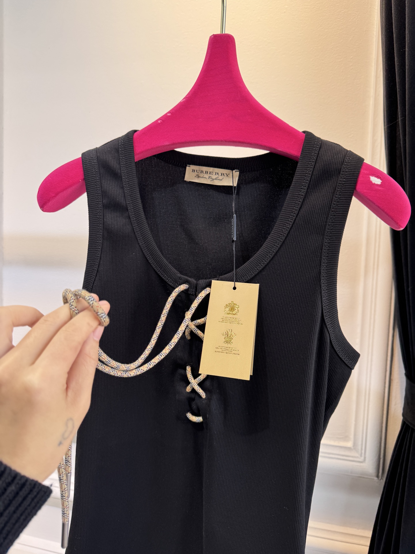 Bur*格纹装饰洗带棉质混纺背心修身剪裁的罗纹针织背心，圆领无袖设计，贴合身形，能勾勒线条。前襟的可调式