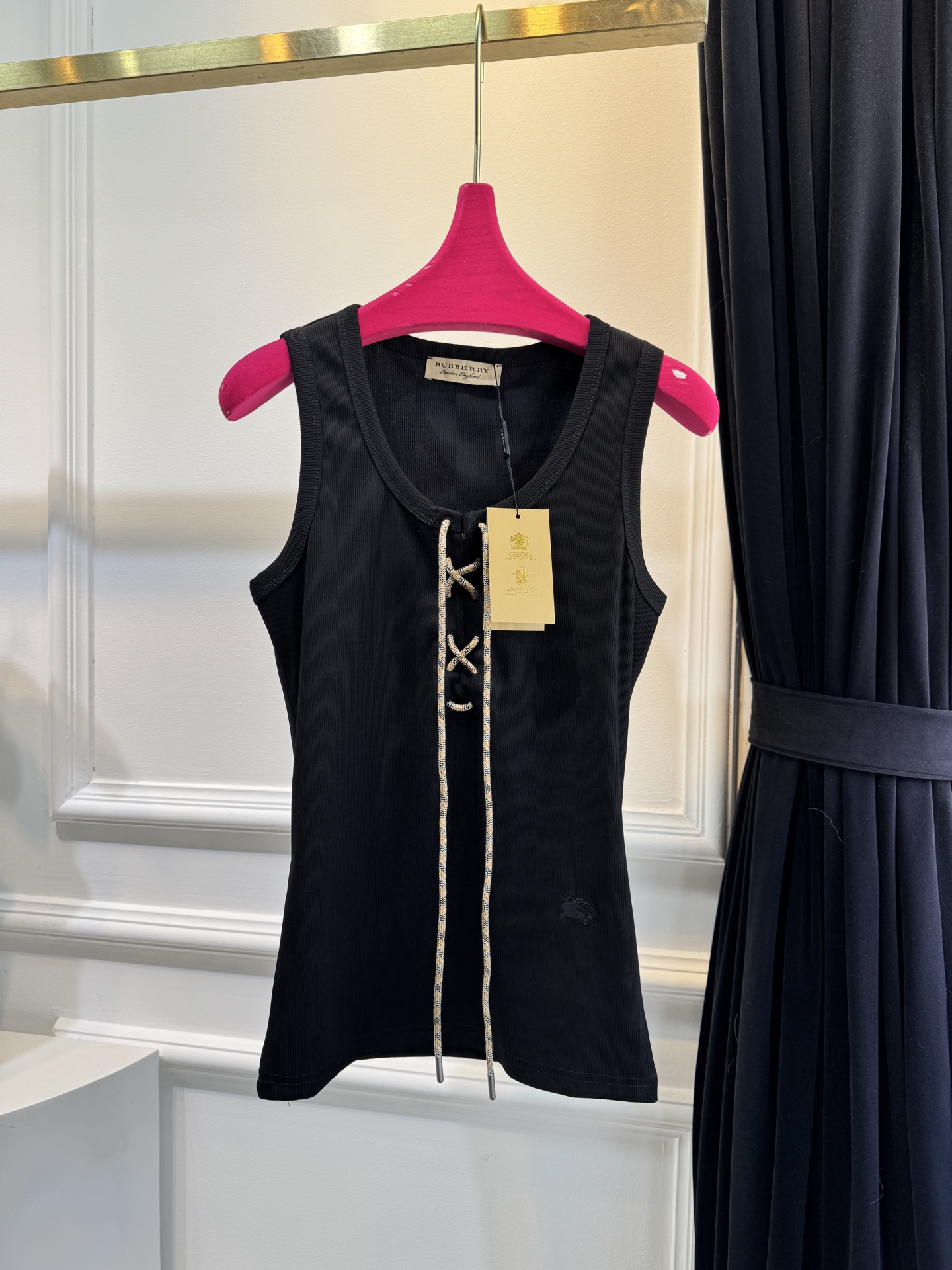 Bur*格纹装饰洗带棉质混纺背心修身剪裁的罗纹针织背心，圆领无袖设计，贴合身形，能勾勒线条。前襟的可调式