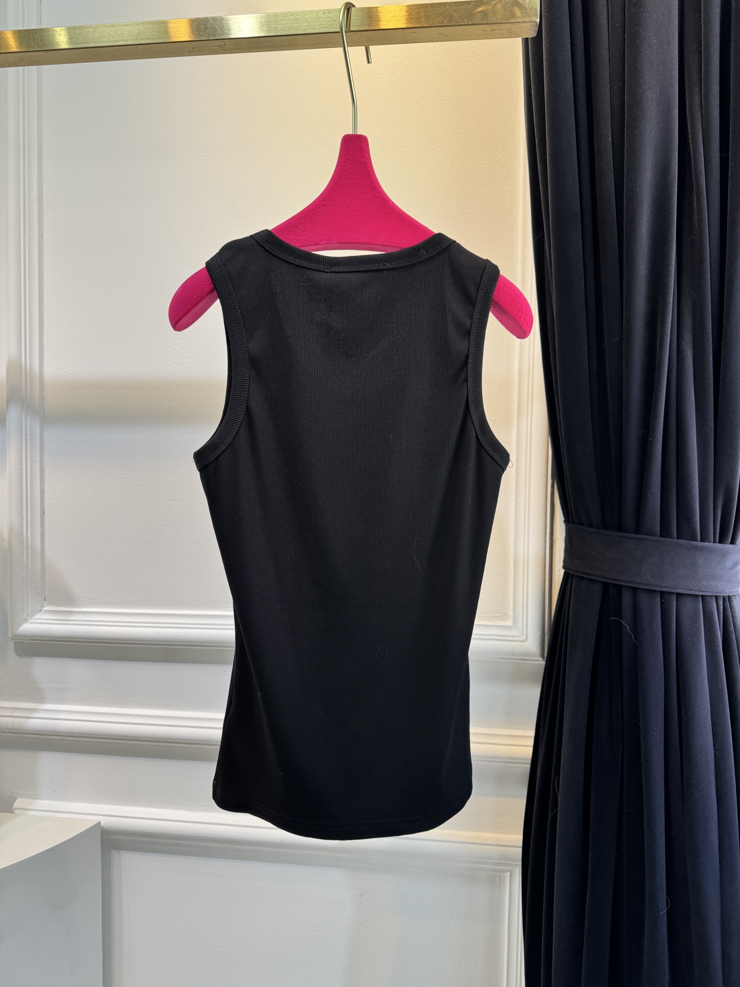 Bur*格纹装饰洗带棉质混纺背心修身剪裁的罗纹针织背心，圆领无袖设计，贴合身形，能勾勒线条。前襟的可调式