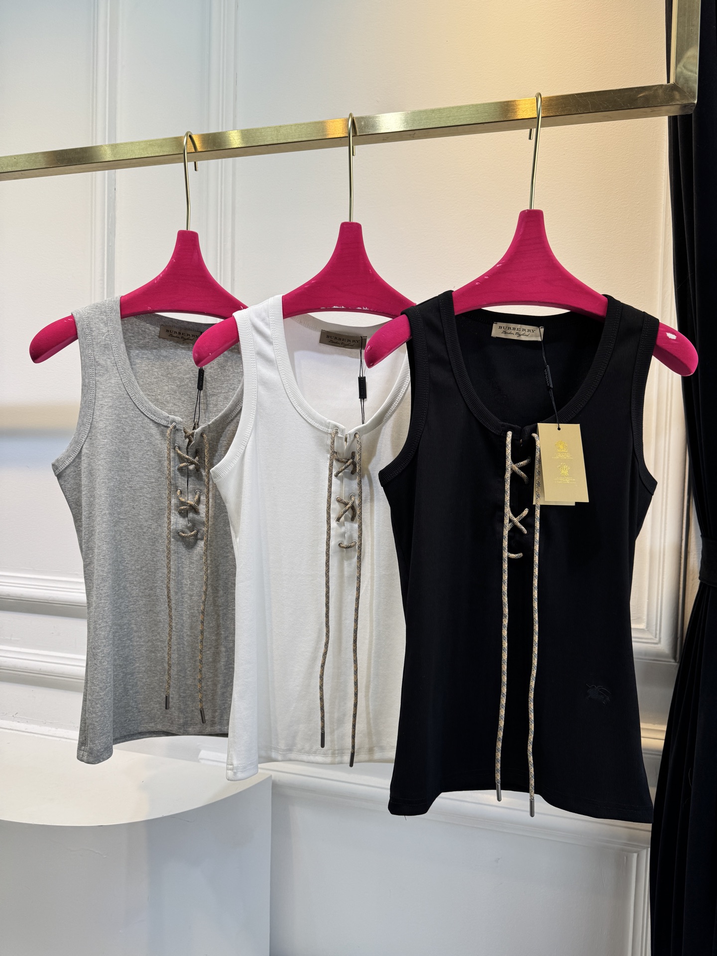 Bur*格纹装饰洗带棉质混纺背心修身剪裁的罗纹针织背心，圆领无袖设计，贴合身形，能勾勒线条。前襟的可调式