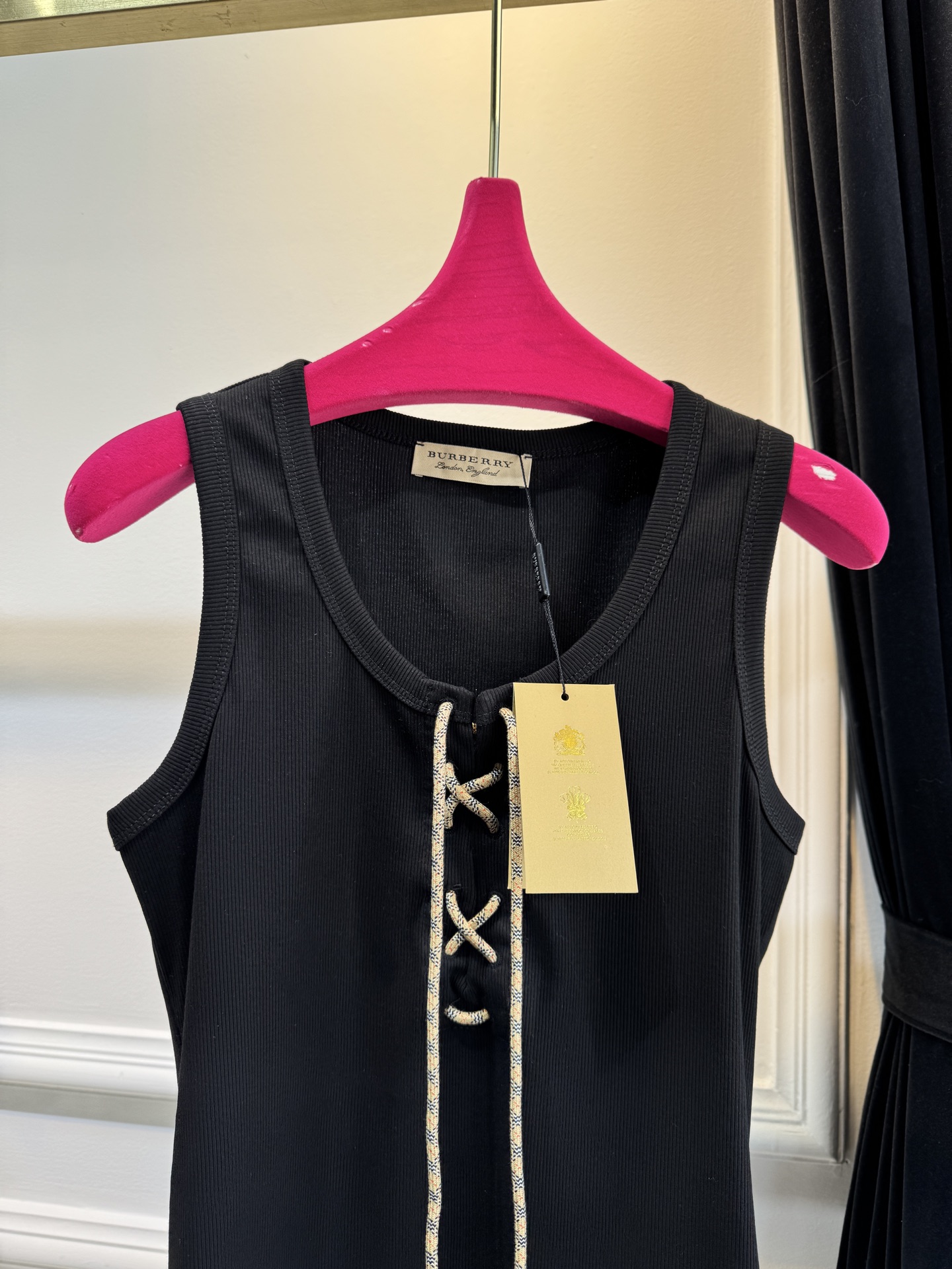 Bur*格纹装饰洗带棉质混纺背心修身剪裁的罗纹针织背心，圆领无袖设计，贴合身形，能勾勒线条。前襟的可调式