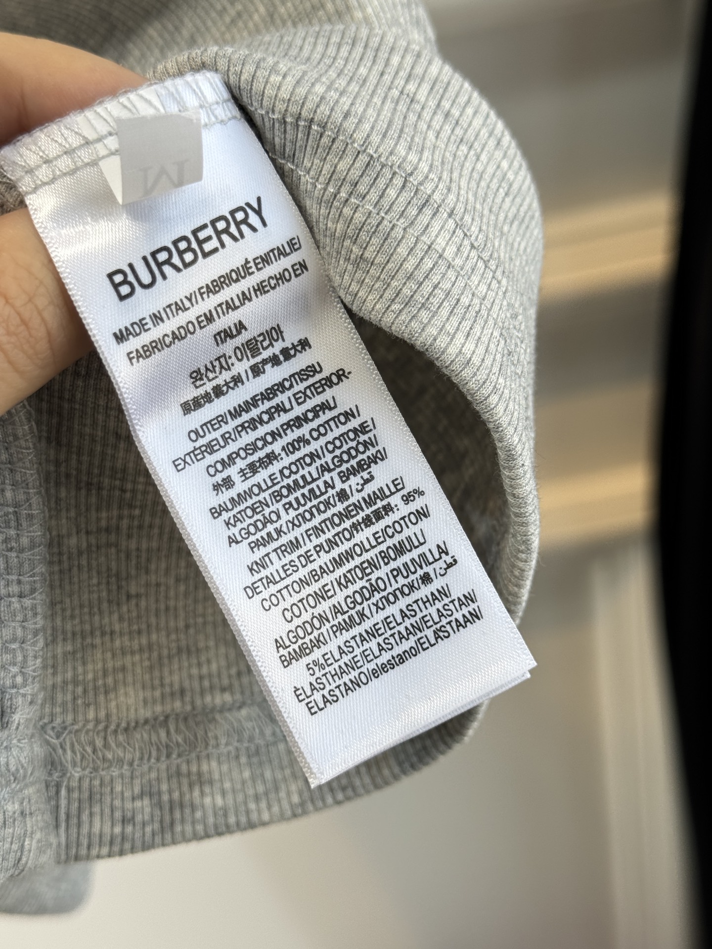 Bur*格纹装饰洗带棉质混纺背心修身剪裁的罗纹针织背心，圆领无袖设计，贴合身形，能勾勒线条。前襟的可调式