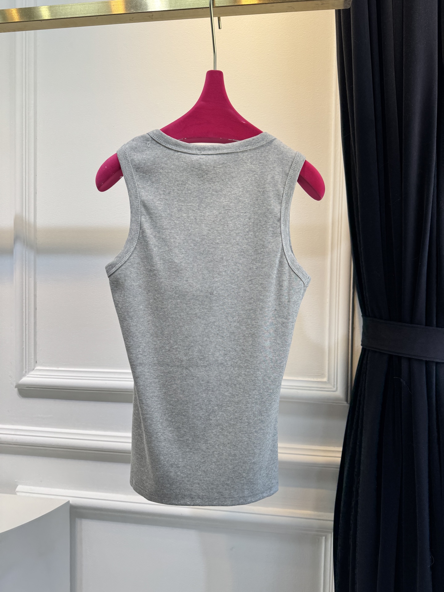 Bur*格纹装饰洗带棉质混纺背心修身剪裁的罗纹针织背心，圆领无袖设计，贴合身形，能勾勒线条。前襟的可调式