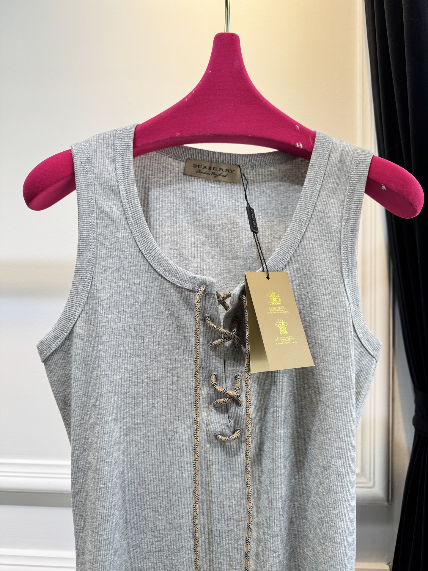 Bur*格纹装饰洗带棉质混纺背心修身剪裁的罗纹针织背心，圆领无袖设计，贴合身形，能勾勒线条。前襟的可调式