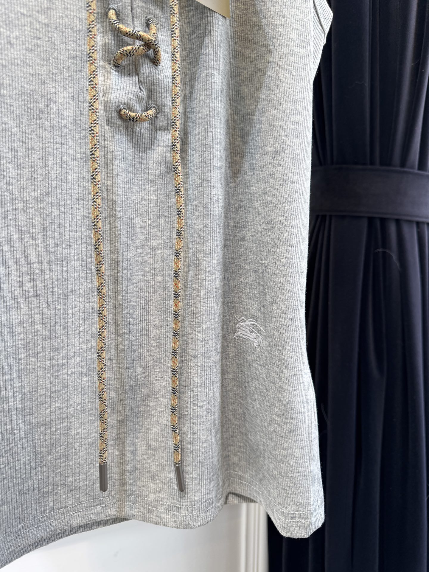 Bur*格纹装饰洗带棉质混纺背心修身剪裁的罗纹针织背心，圆领无袖设计，贴合身形，能勾勒线条。前襟的可调式