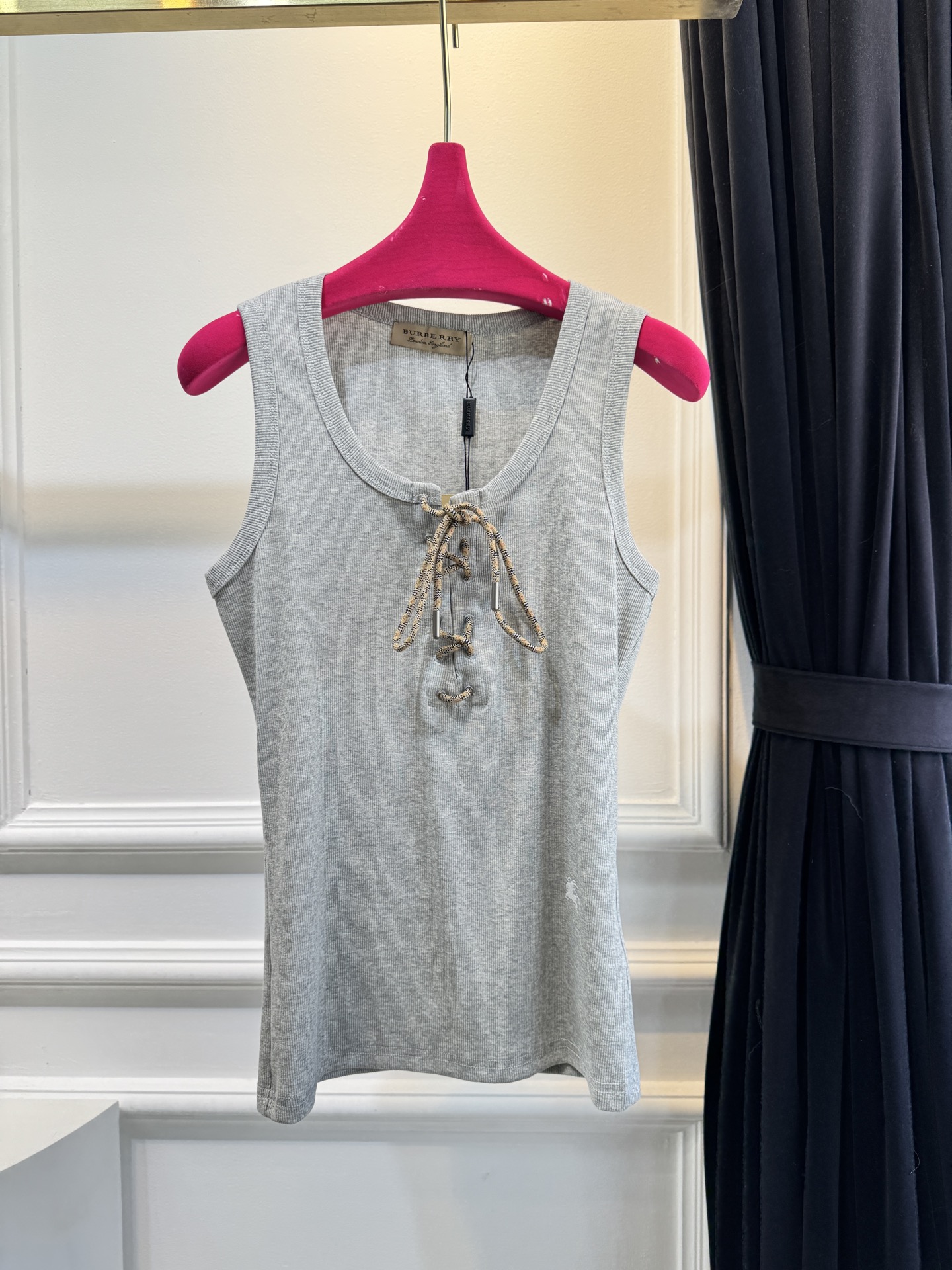 Bur*格纹装饰洗带棉质混纺背心修身剪裁的罗纹针织背心，圆领无袖设计，贴合身形，能勾勒线条。前襟的可调式