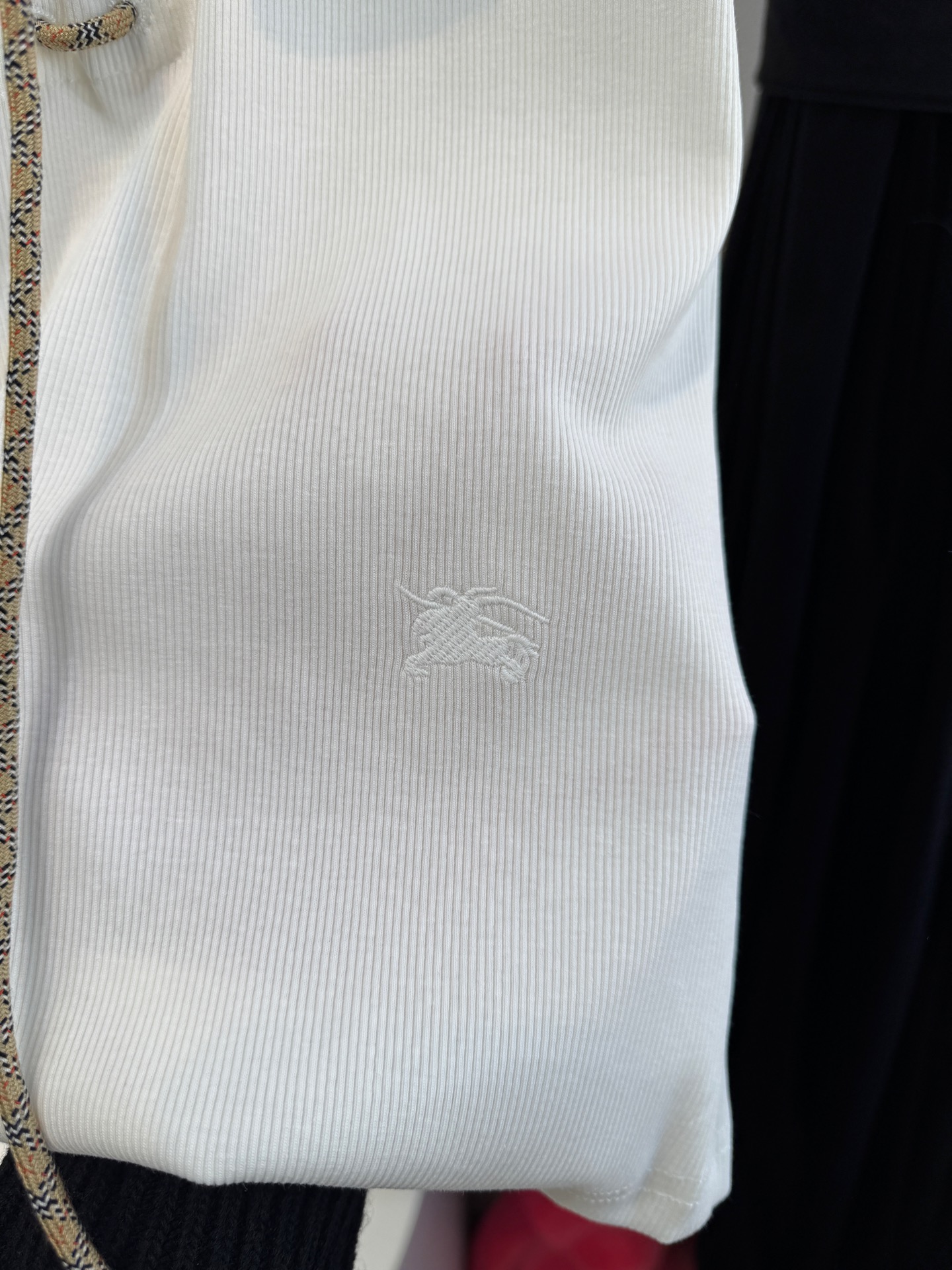 Bur*格纹装饰洗带棉质混纺背心修身剪裁的罗纹针织背心，圆领无袖设计，贴合身形，能勾勒线条。前襟的可调式