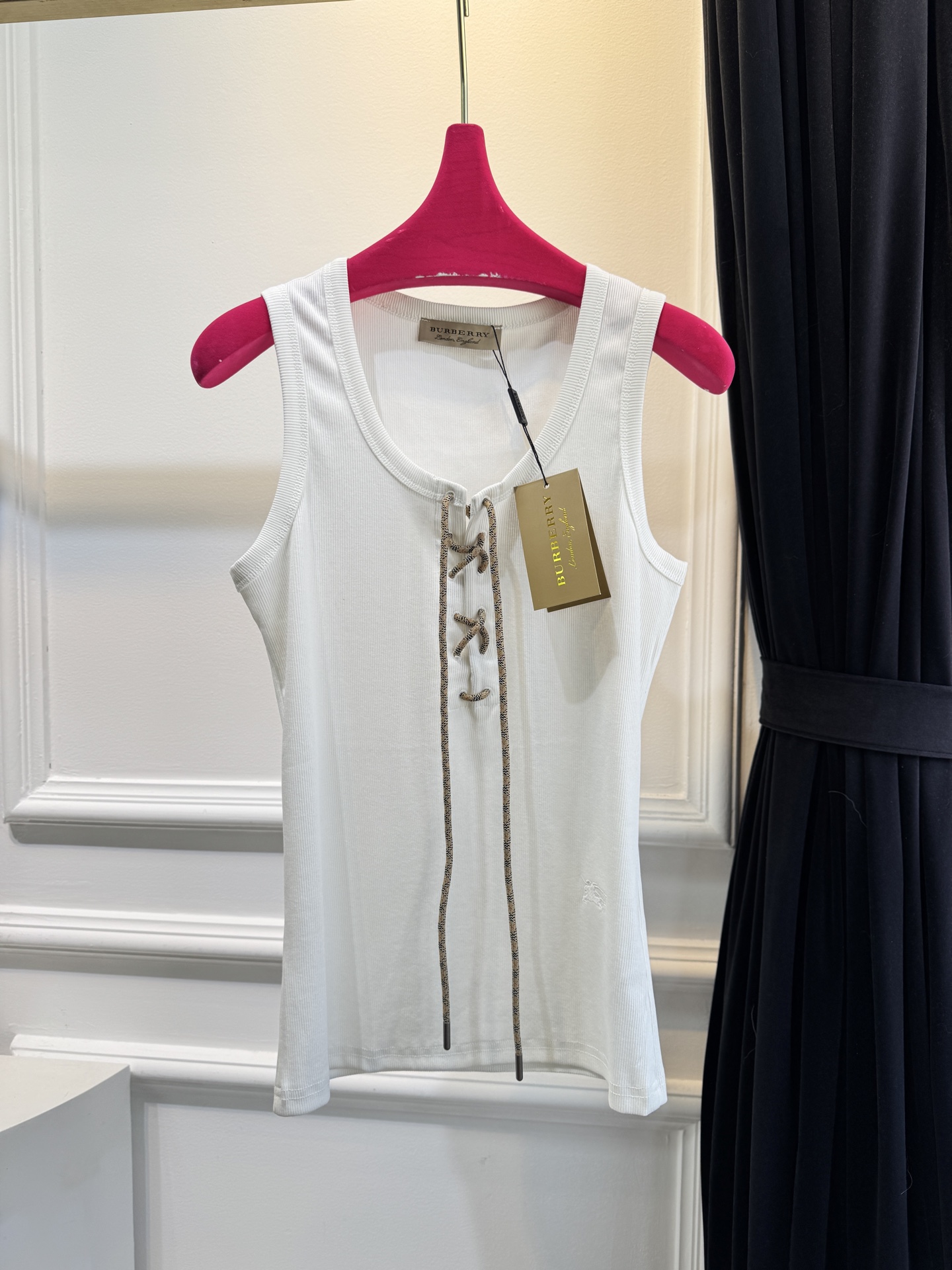 Bur*格纹装饰洗带棉质混纺背心修身剪裁的罗纹针织背心，圆领无袖设计，贴合身形，能勾勒线条。前襟的可调式