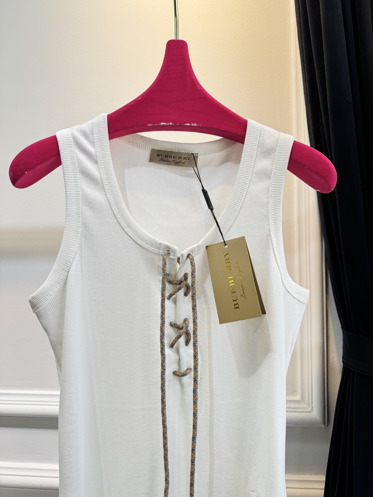 Bur*格纹装饰洗带棉质混纺背心修身剪裁的罗纹针织背心，圆领无袖设计，贴合身形，能勾勒线条。前襟的可调式