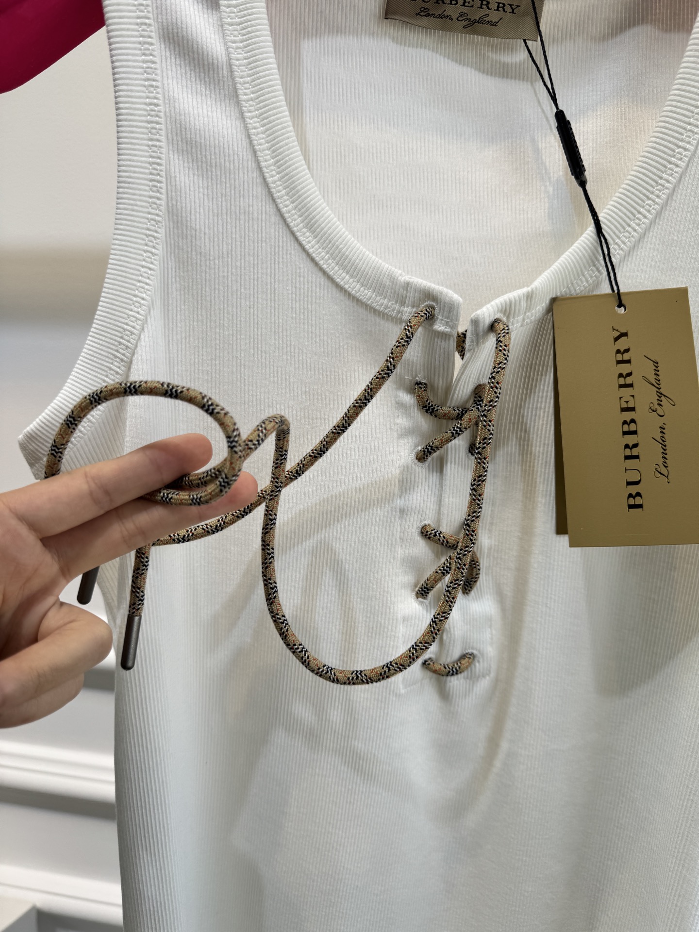 Bur*格纹装饰洗带棉质混纺背心修身剪裁的罗纹针织背心，圆领无袖设计，贴合身形，能勾勒线条。前襟的可调式