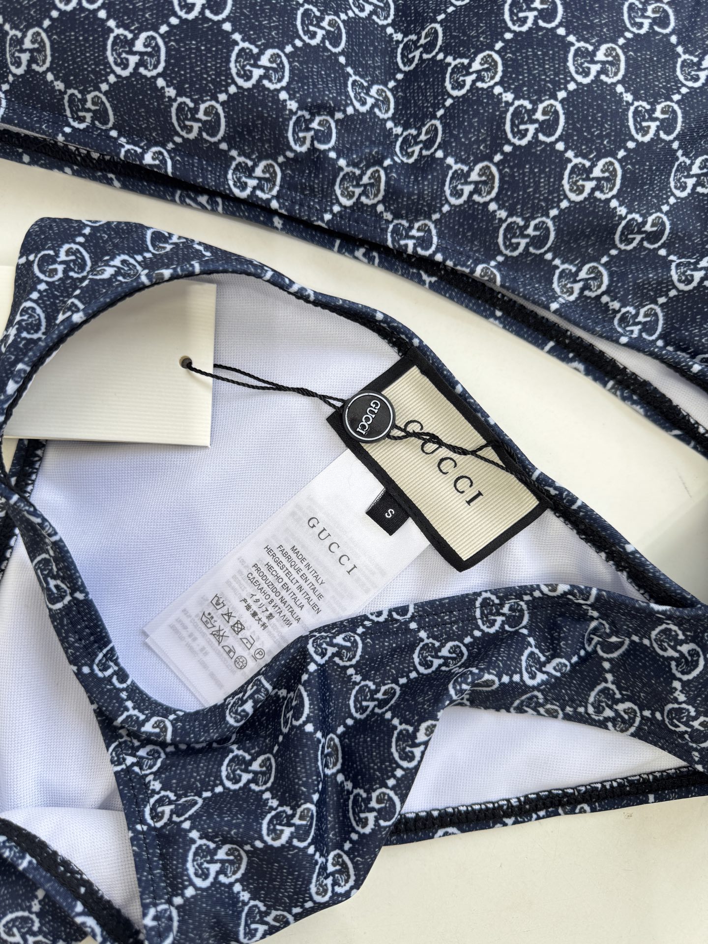 Gucci GG印花单肩镂空连体泳衣不对称美学：单肩吊带+腰部镂空的不对称剪裁，既修饰身形又极具辨识度，