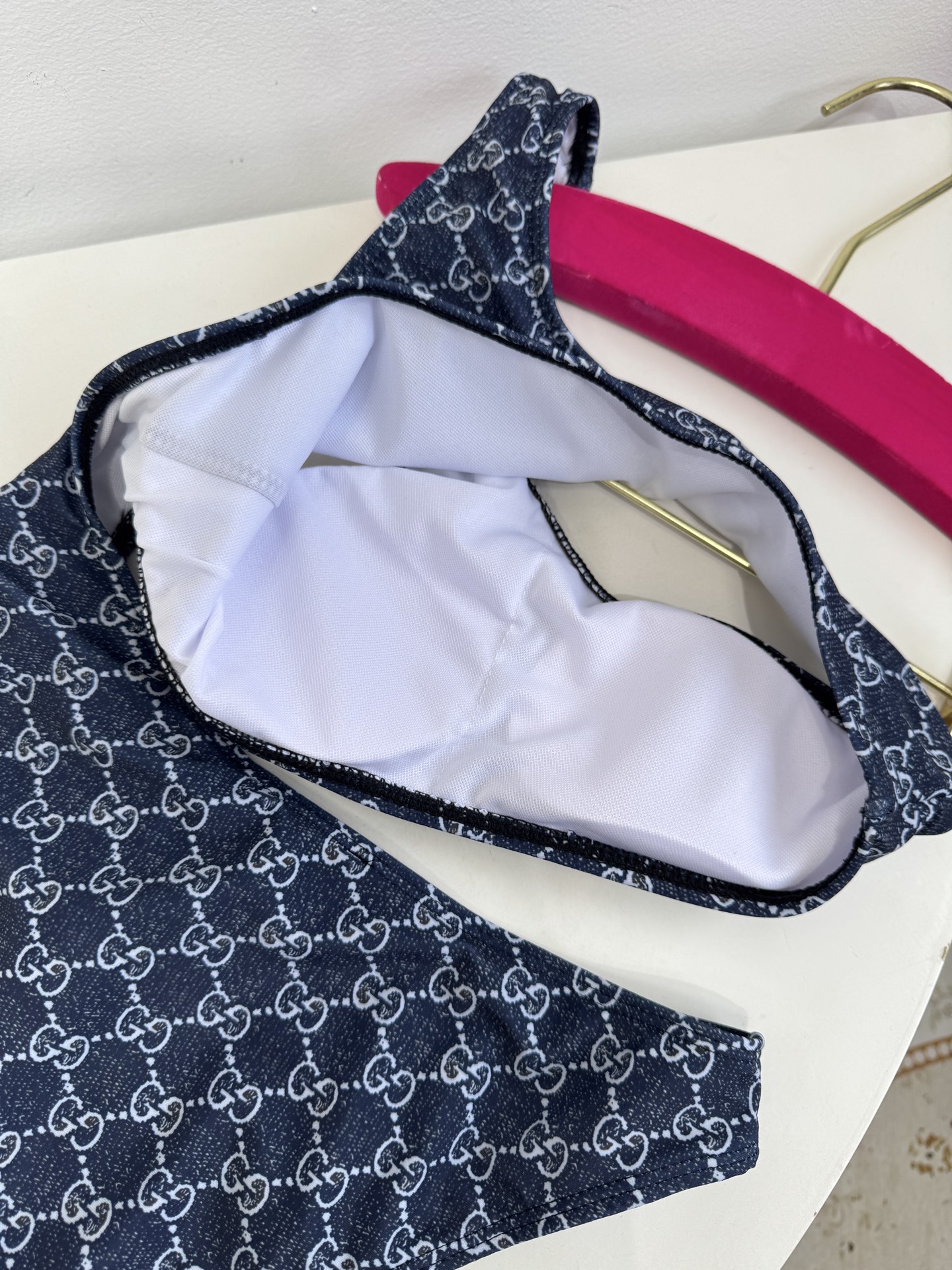 Gucci GG印花单肩镂空连体泳衣不对称美学：单肩吊带+腰部镂空的不对称剪裁，既修饰身形又极具辨识度，