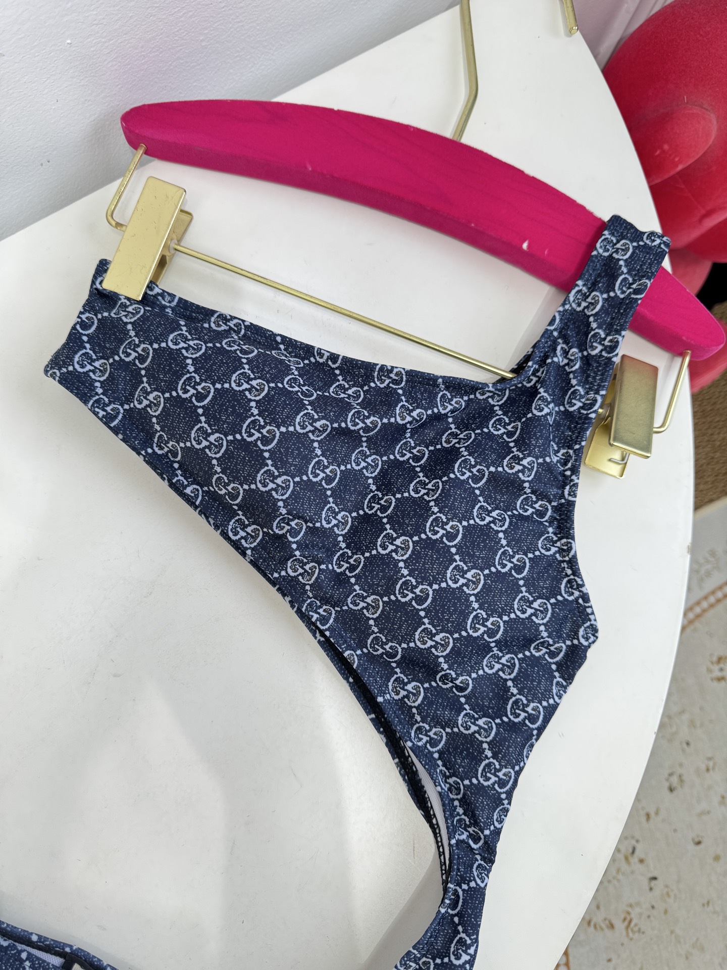 Gucci GG印花单肩镂空连体泳衣不对称美学：单肩吊带+腰部镂空的不对称剪裁，既修饰身形又极具辨识度，