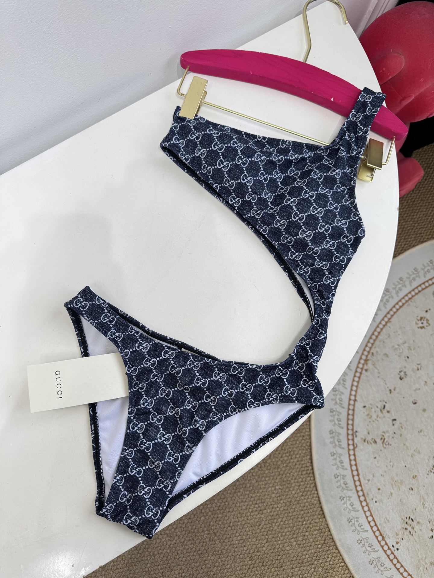 Gucci GG印花单肩镂空连体泳衣不对称美学：单肩吊带+腰部镂空的不对称剪裁，既修饰身形又极具辨识度，