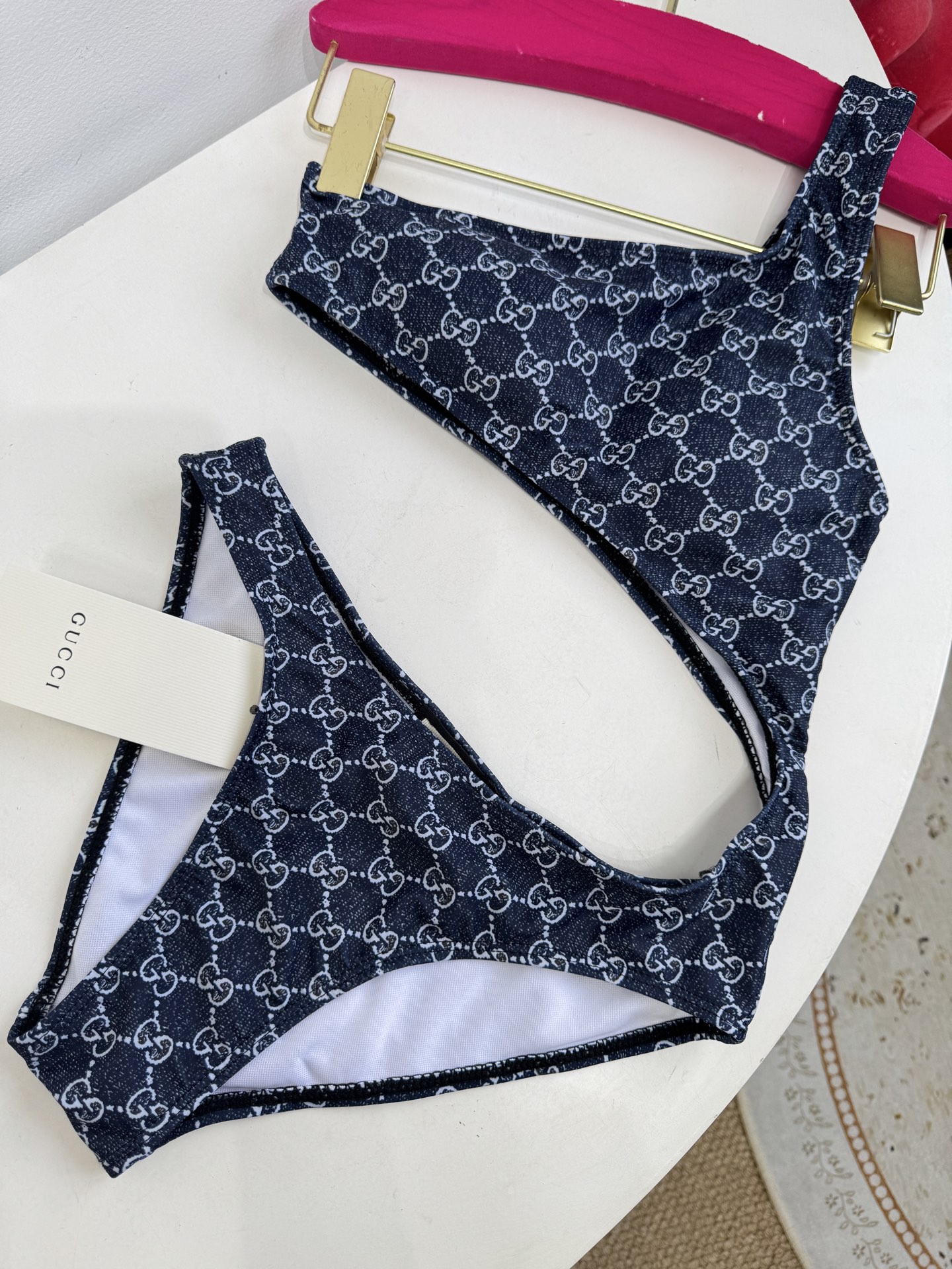 Gucci GG印花单肩镂空连体泳衣不对称美学：单肩吊带+腰部镂空的不对称剪裁，既修饰身形又极具辨识度，