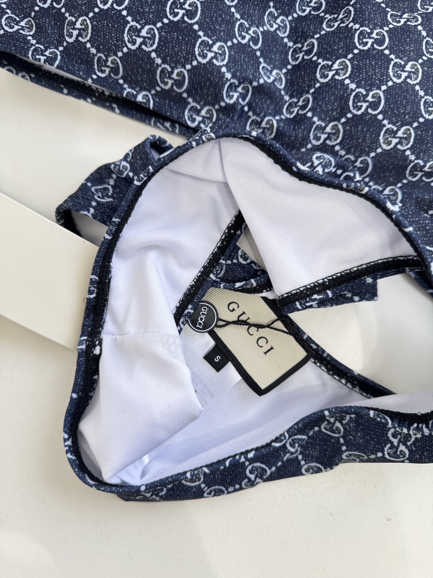 Gucci GG印花单肩镂空连体泳衣不对称美学：单肩吊带+腰部镂空的不对称剪裁，既修饰身形又极具辨识度，