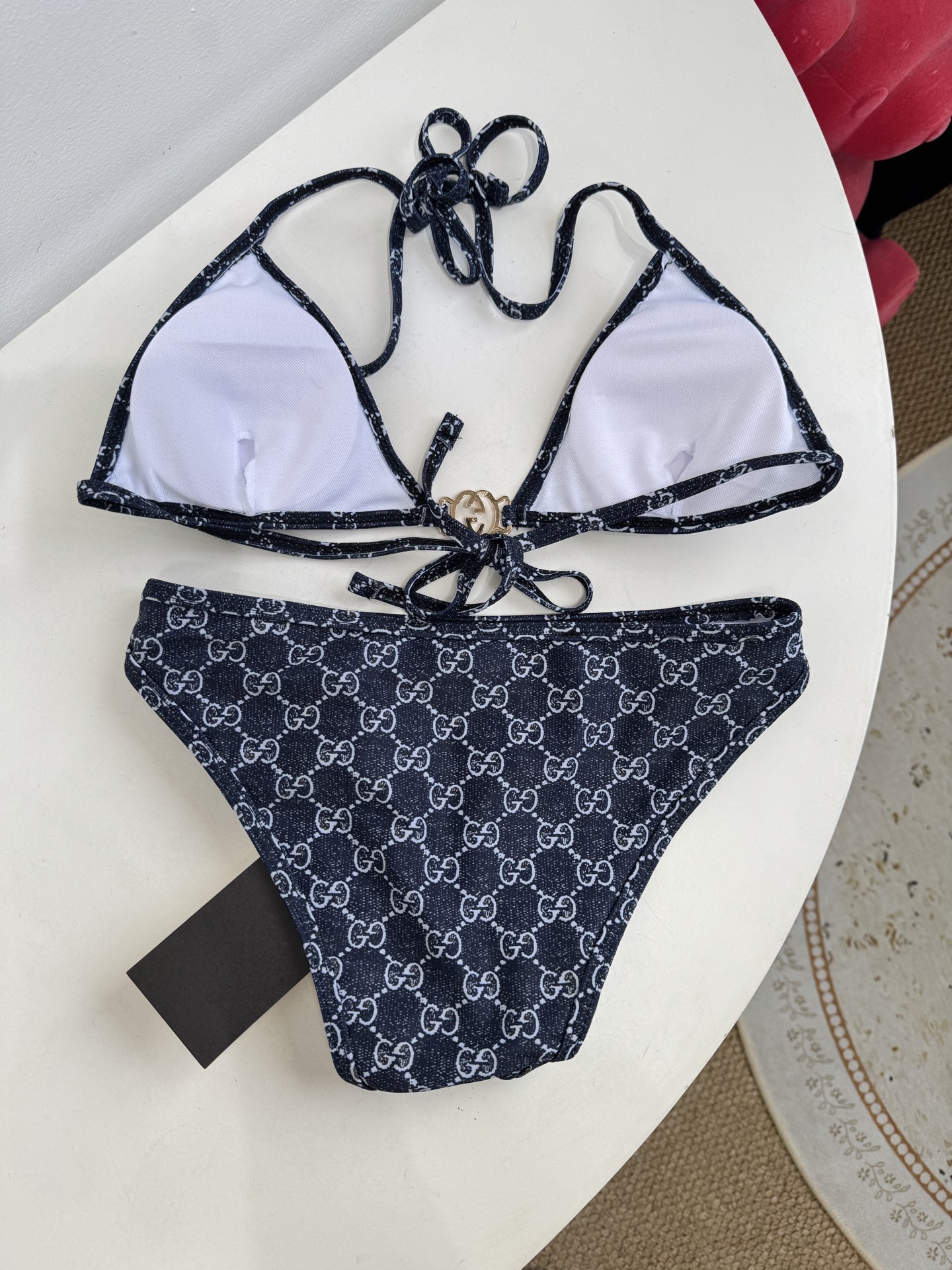 Gucci GG印花弹力针织比基尼泳衣👙经典元素：通体覆盖品牌标志性的GG老花图案，搭配金属质感的互扣式