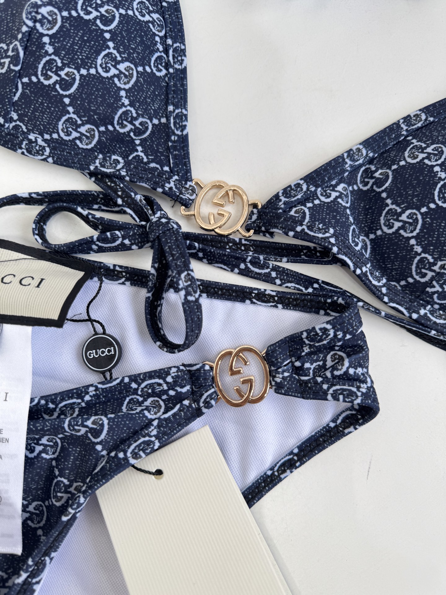 Gucci GG印花弹力针织比基尼泳衣👙经典元素：通体覆盖品牌标志性的GG老花图案，搭配金属质感的互扣式
