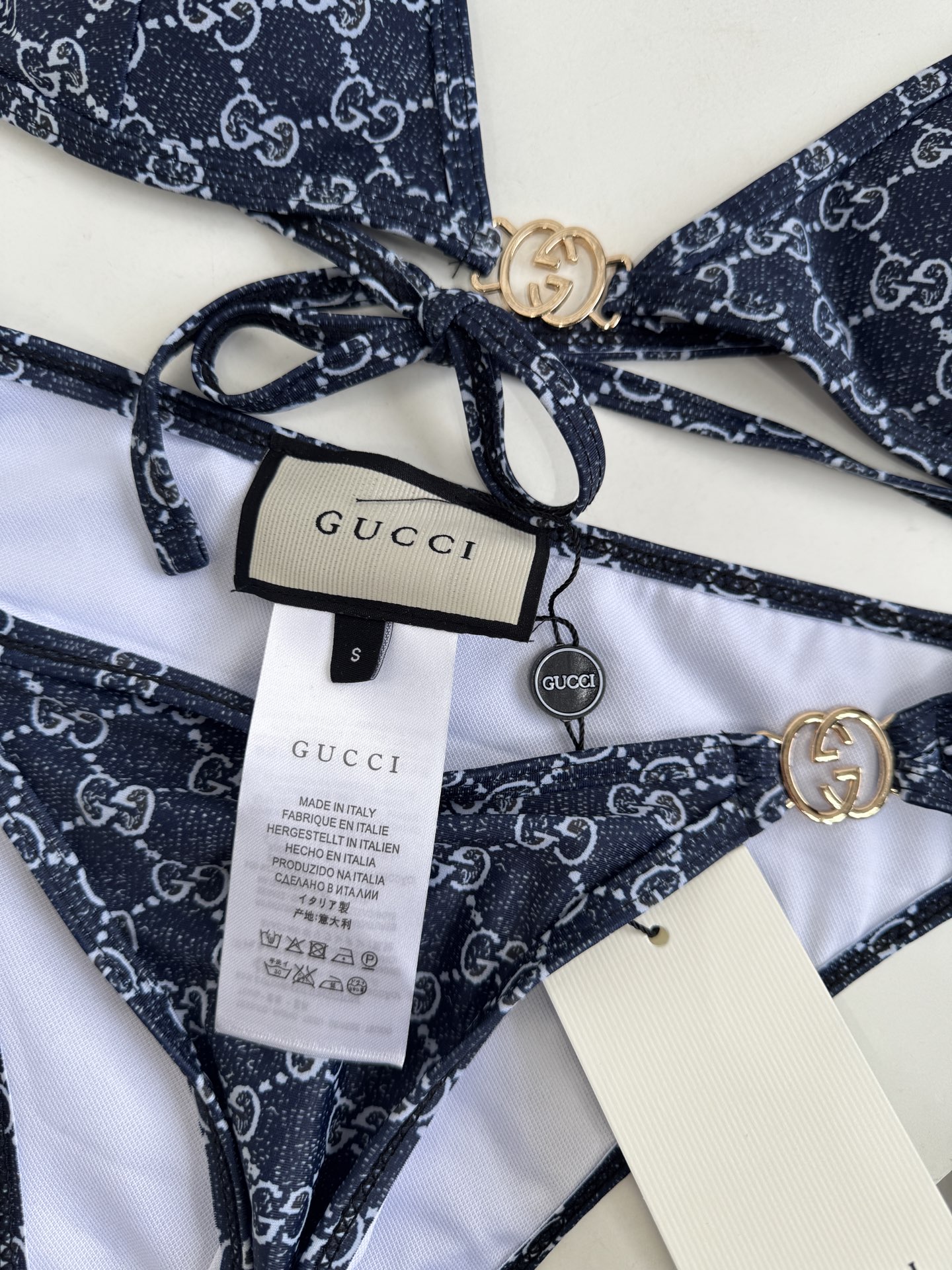 Gucci GG印花弹力针织比基尼泳衣👙经典元素：通体覆盖品牌标志性的GG老花图案，搭配金属质感的互扣式