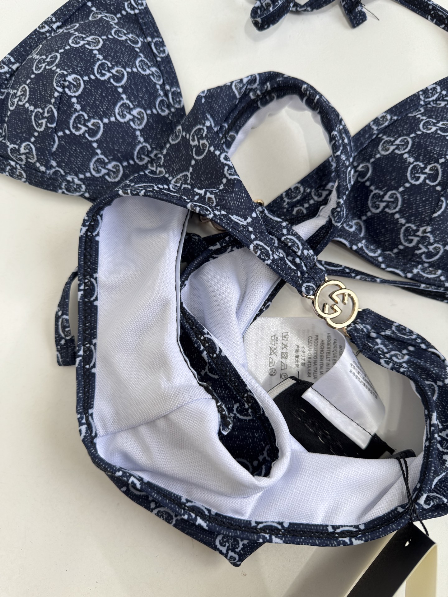 Gucci GG印花弹力针织比基尼泳衣👙经典元素：通体覆盖品牌标志性的GG老花图案，搭配金属质感的互扣式